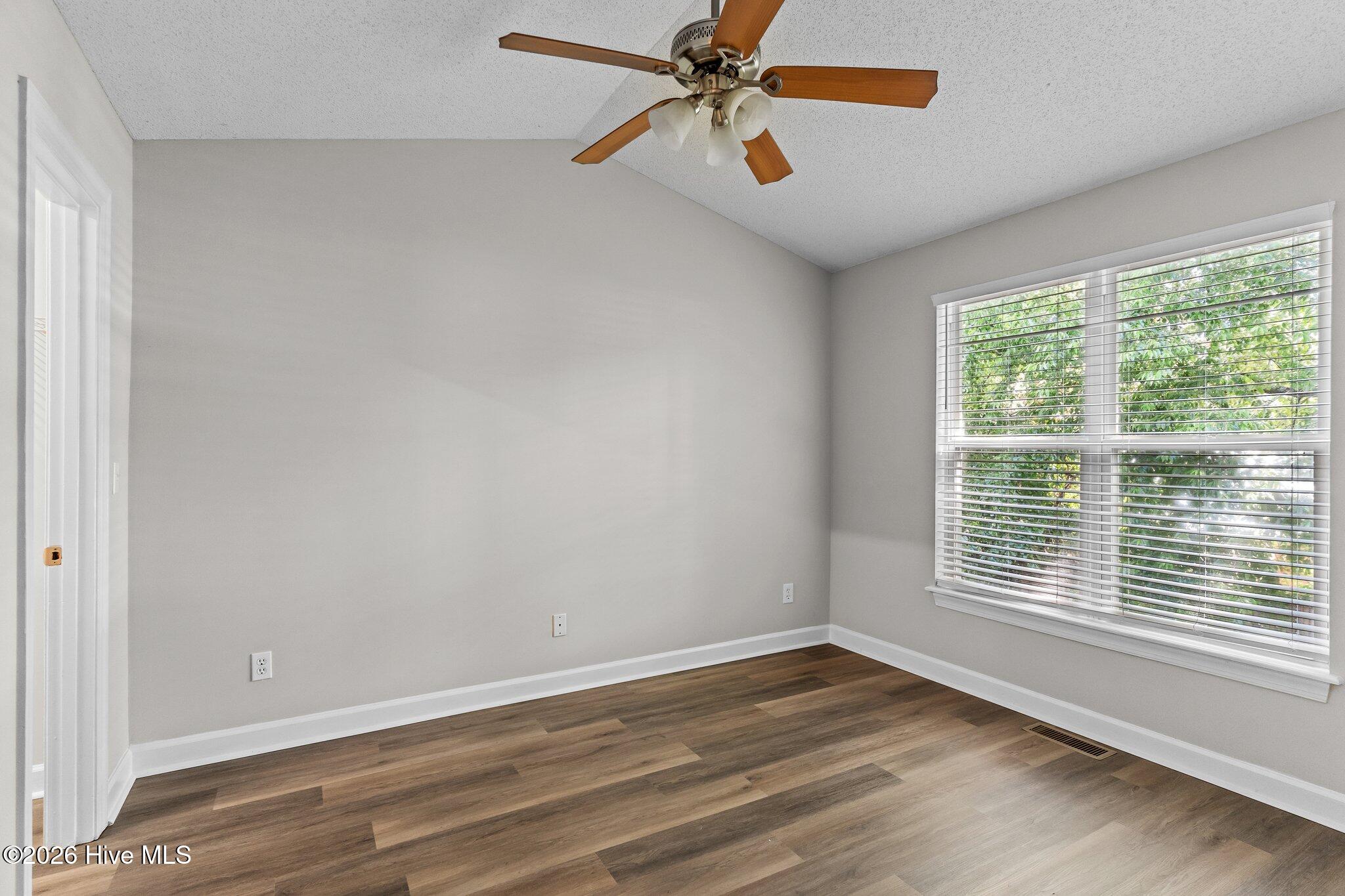 100553986 | Photo 23