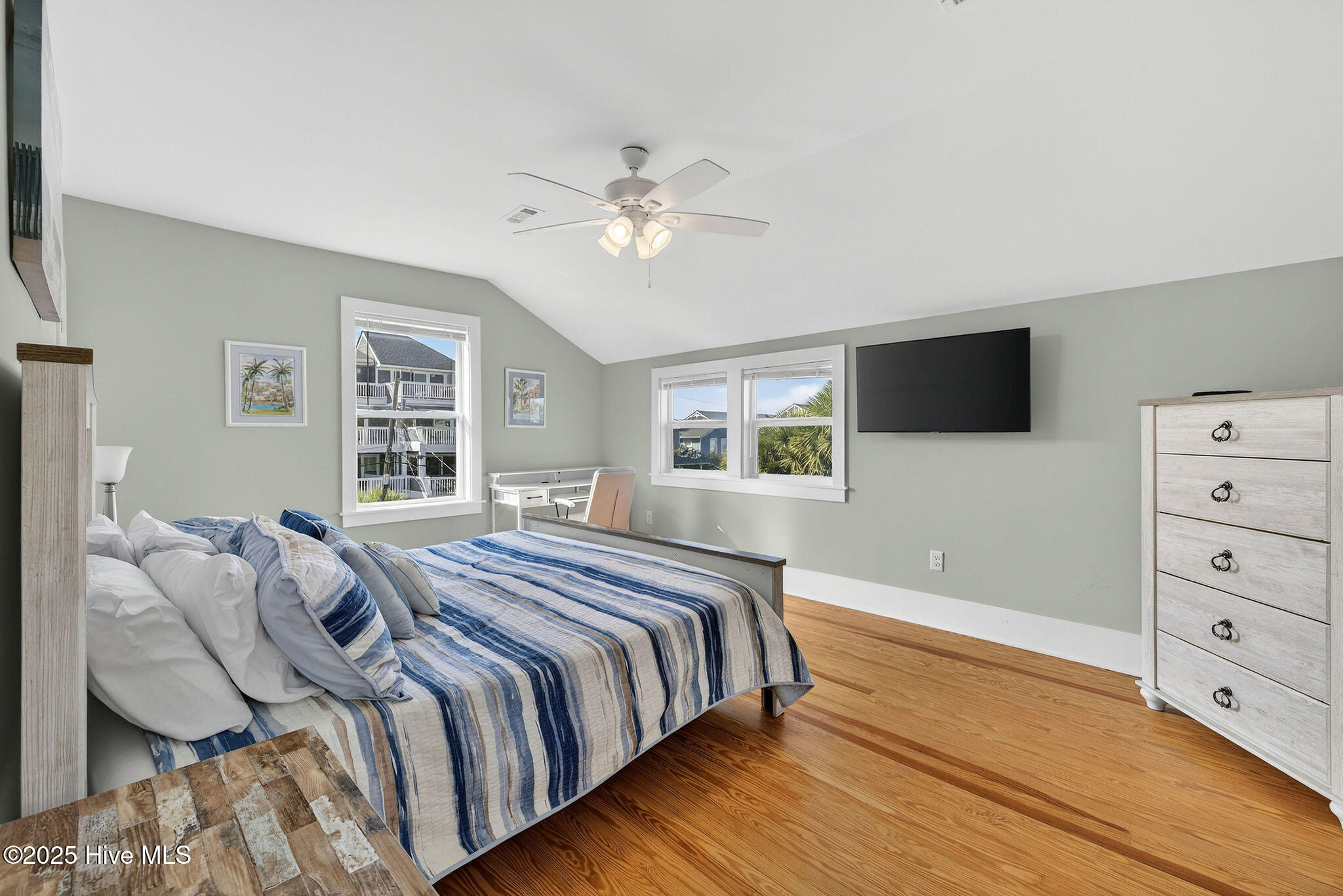 100543677 | Photo 38