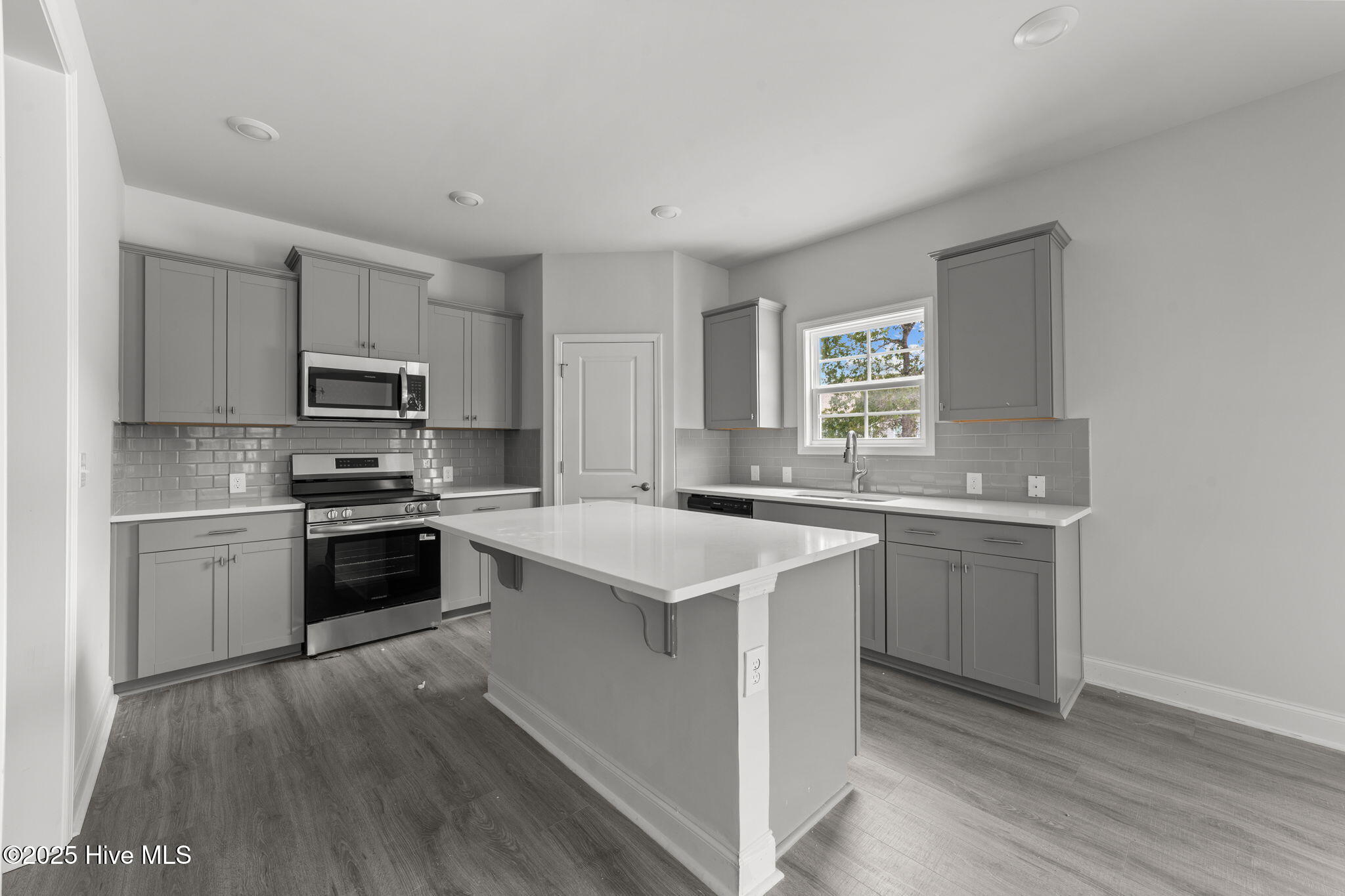 100509946 | Photo 11