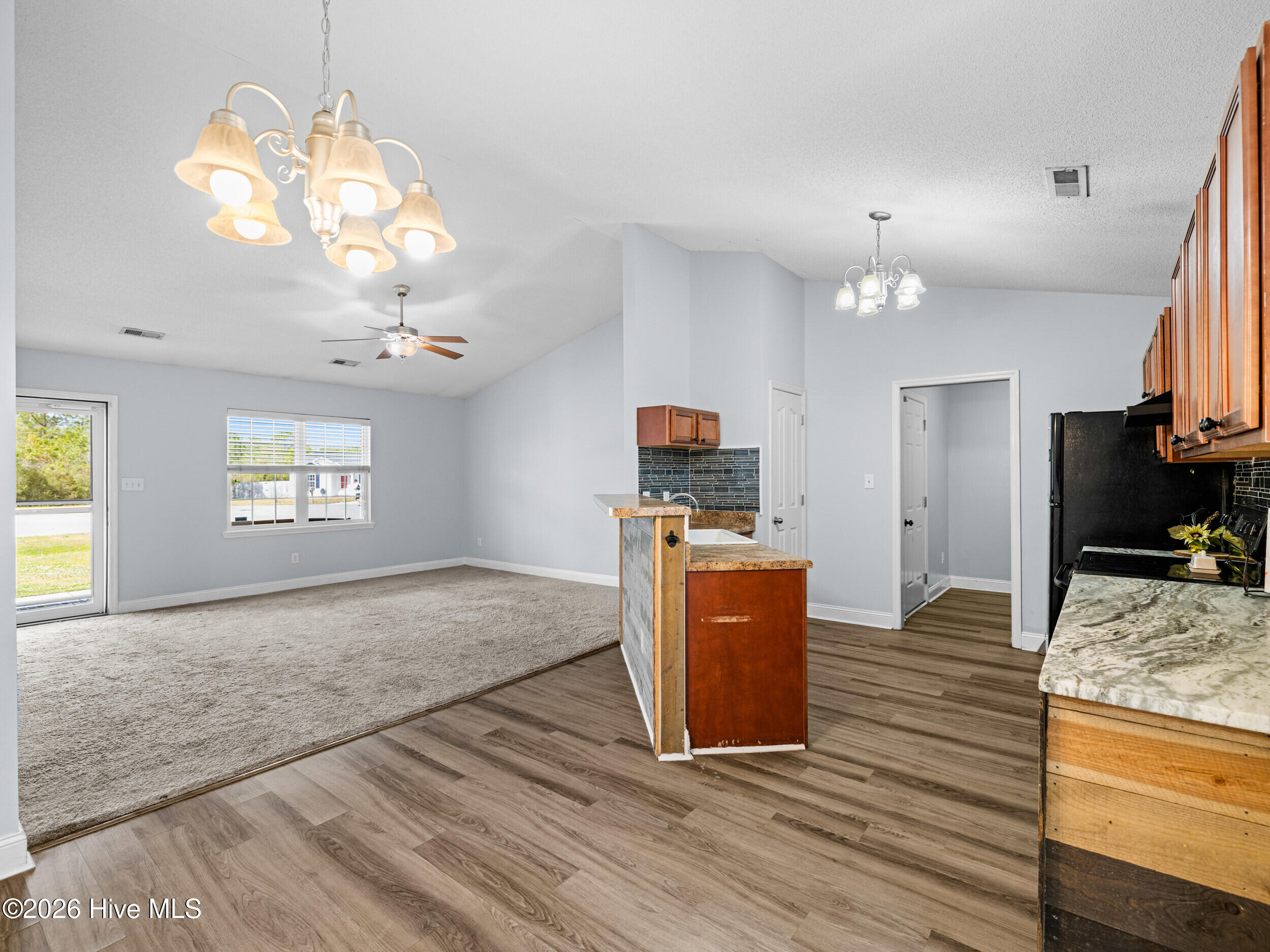 100565306 | Photo 13