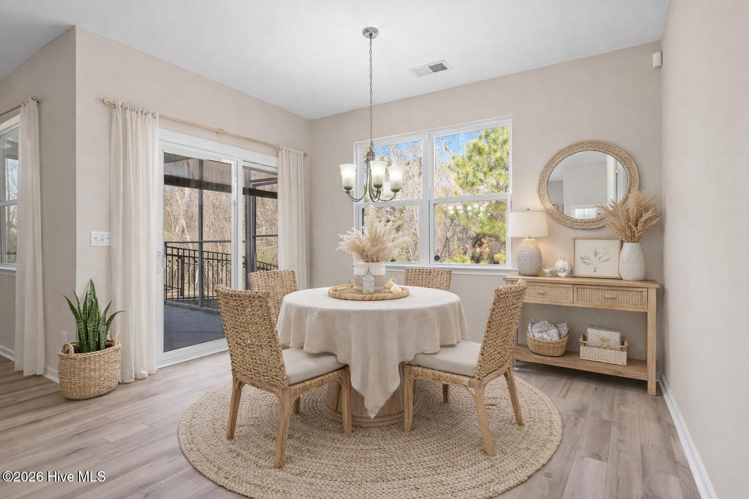 100555628 | Photo 12