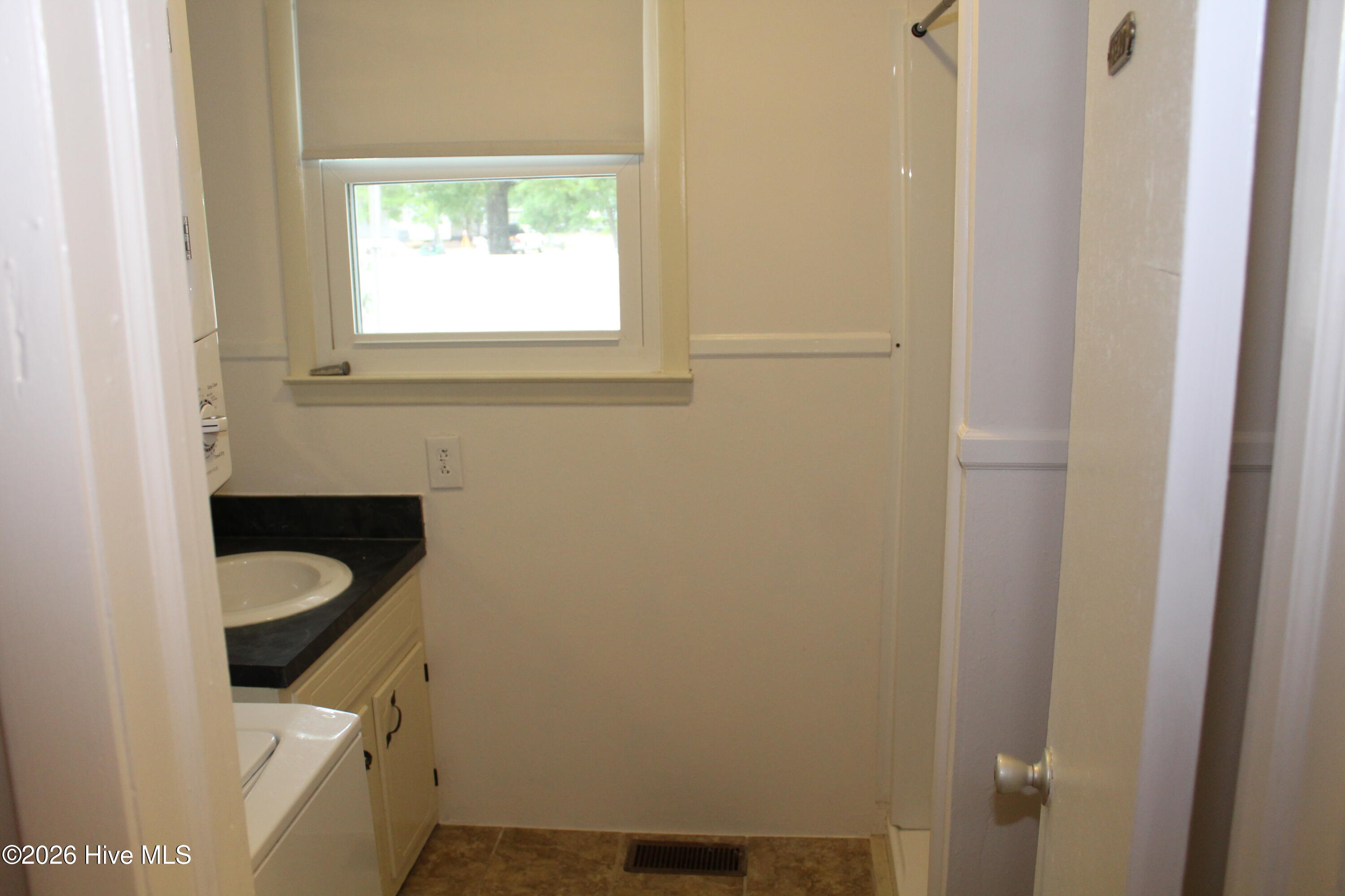 100570069 | Photo 12