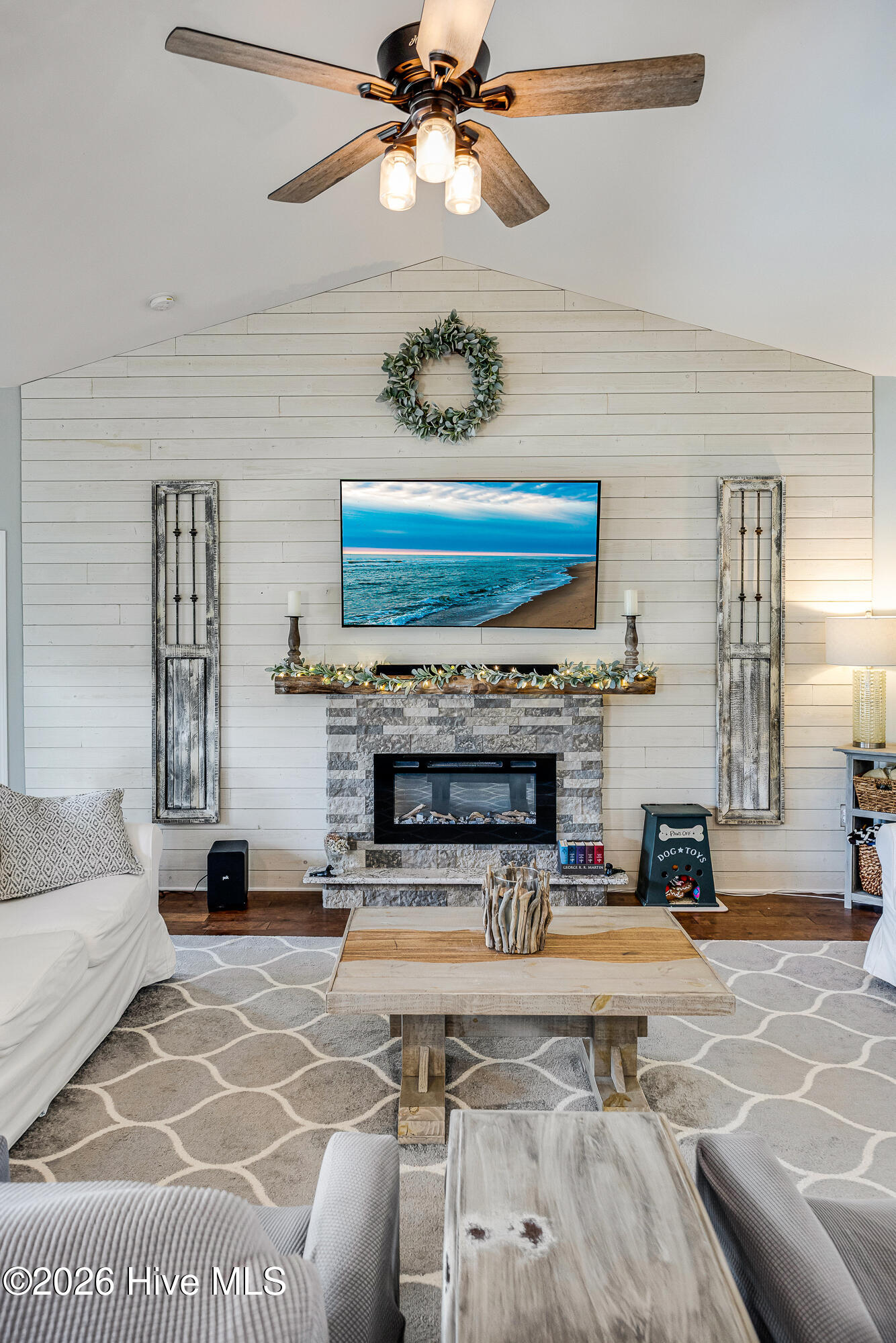 100559447 | Photo 16