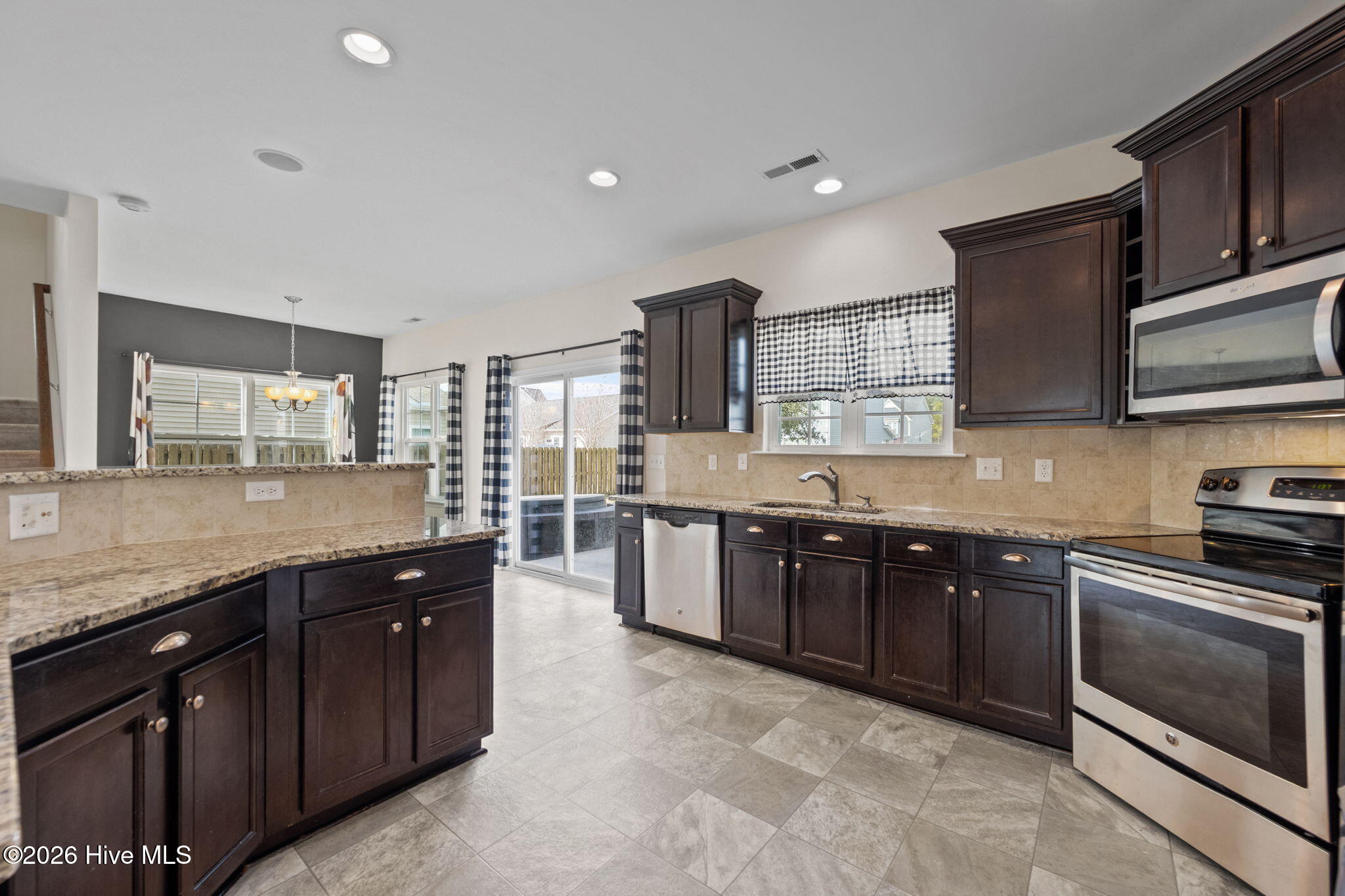 100555792 | Photo 10