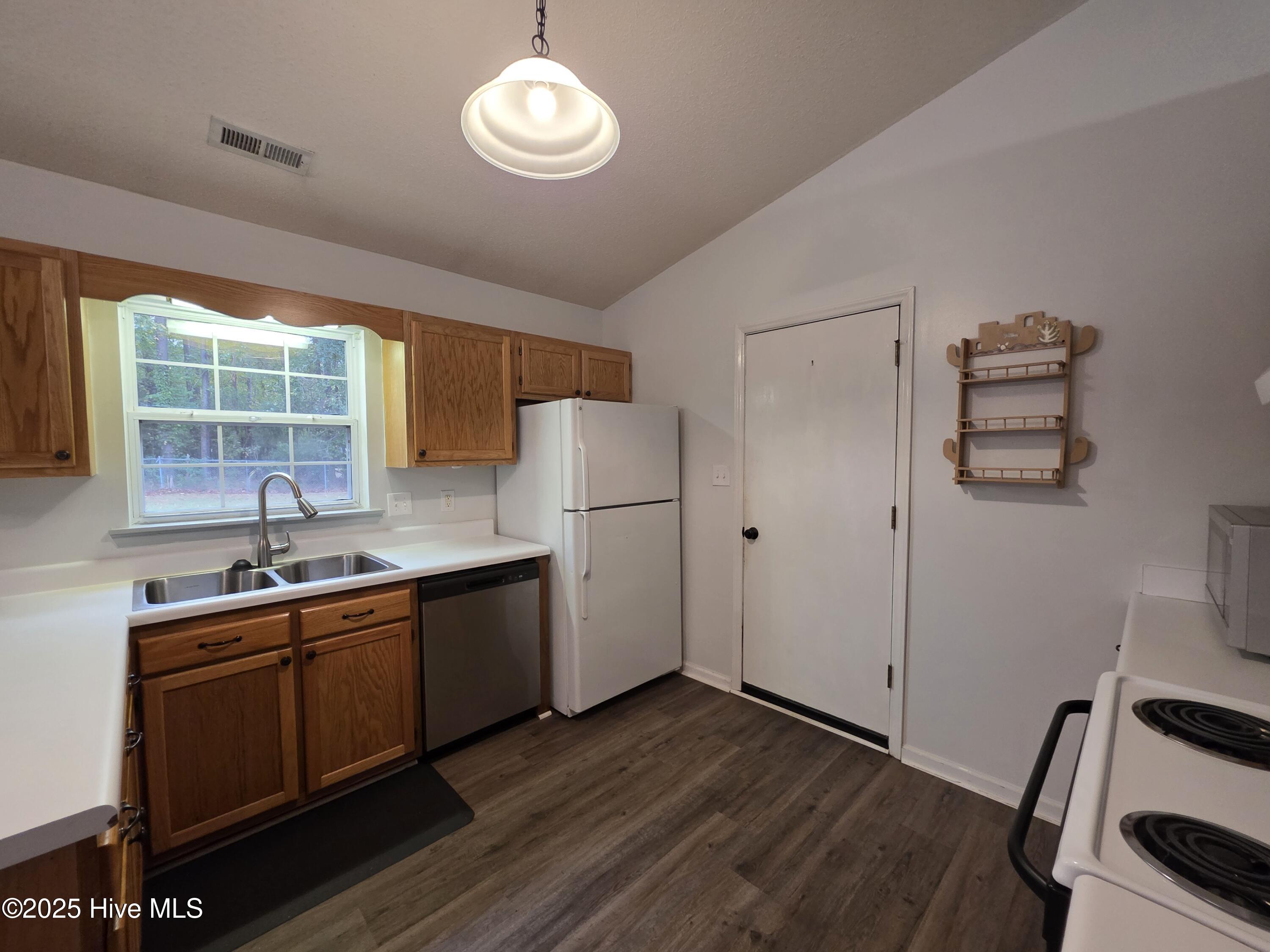 100538348 | Photo 12