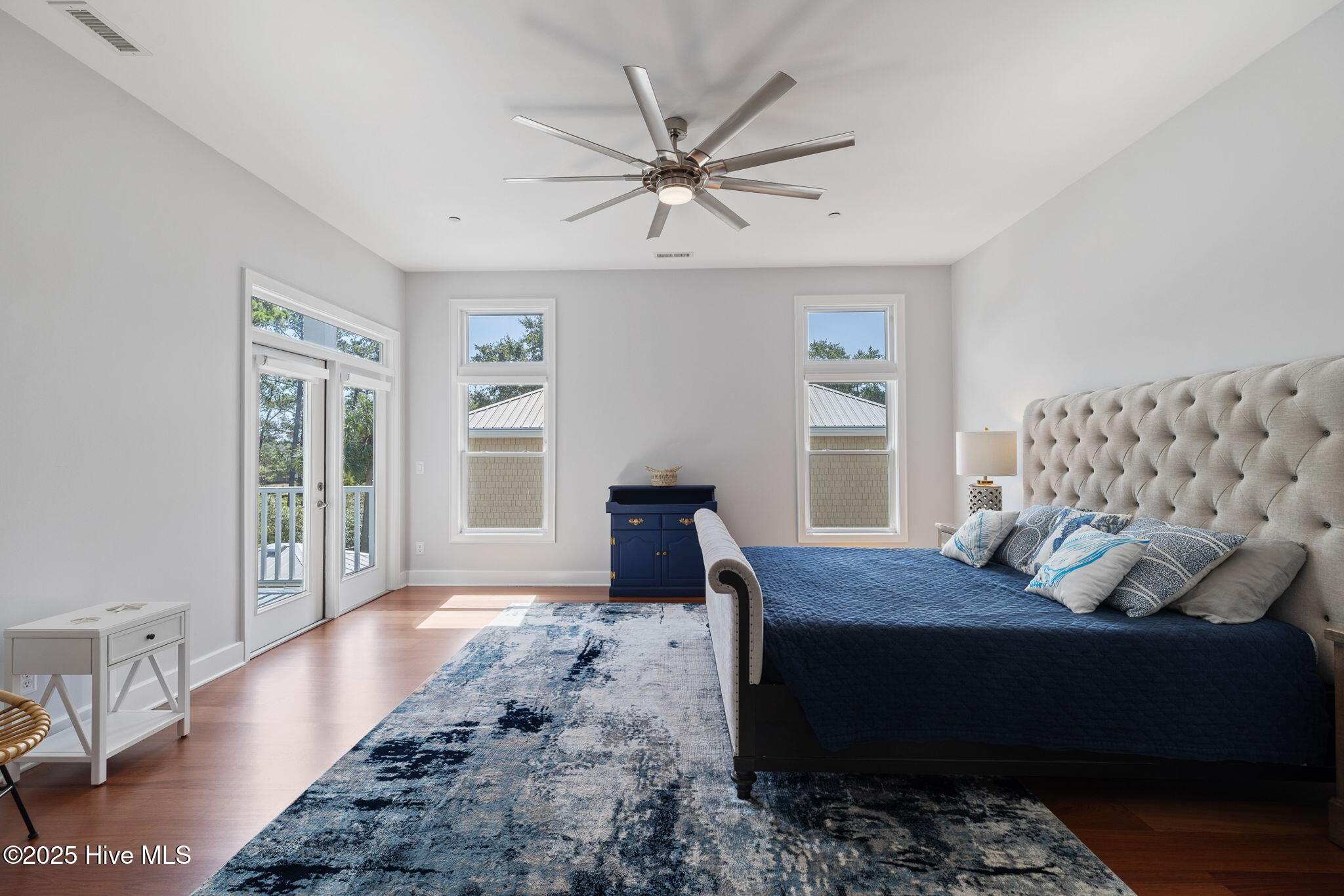 100548263 | Photo 45