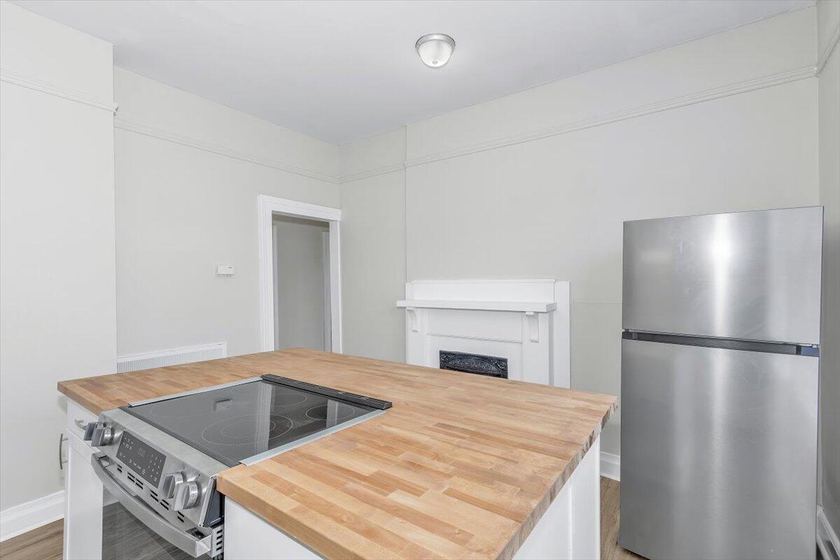 07-211 Broad St Interior-5