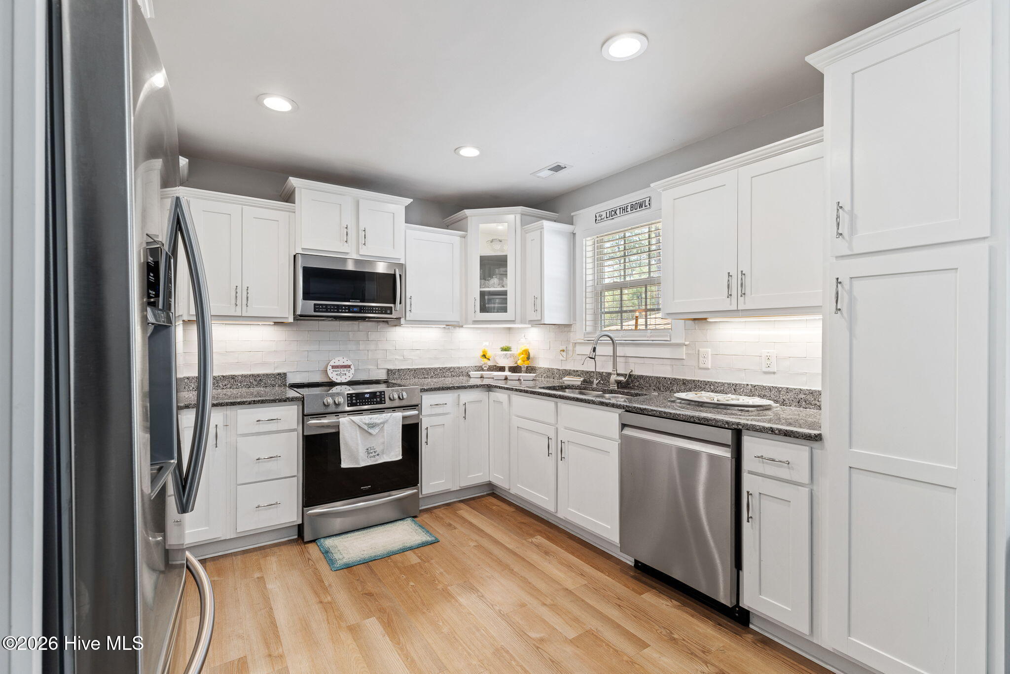 100562103 | Photo 12