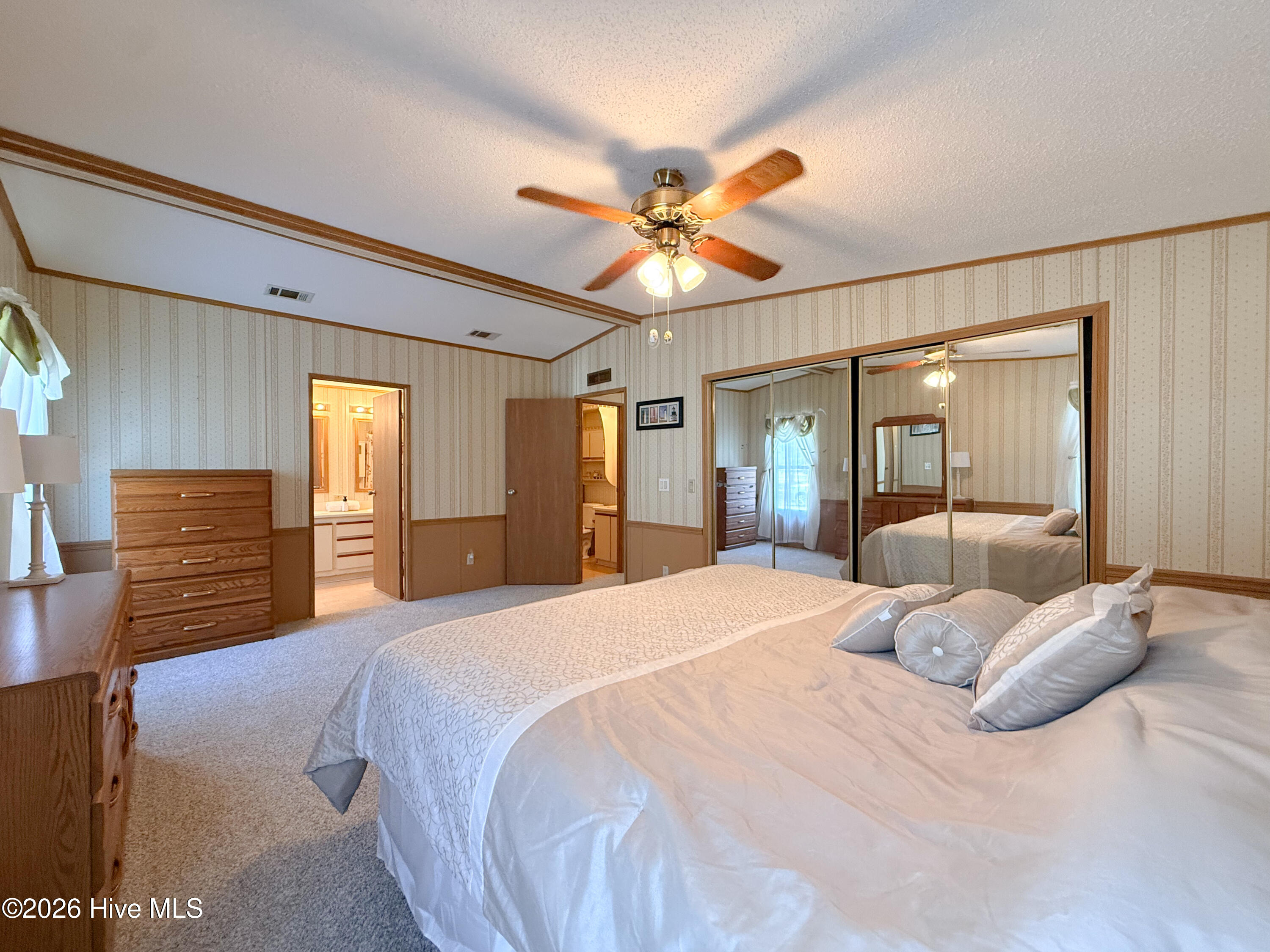 100563984 | Photo 30