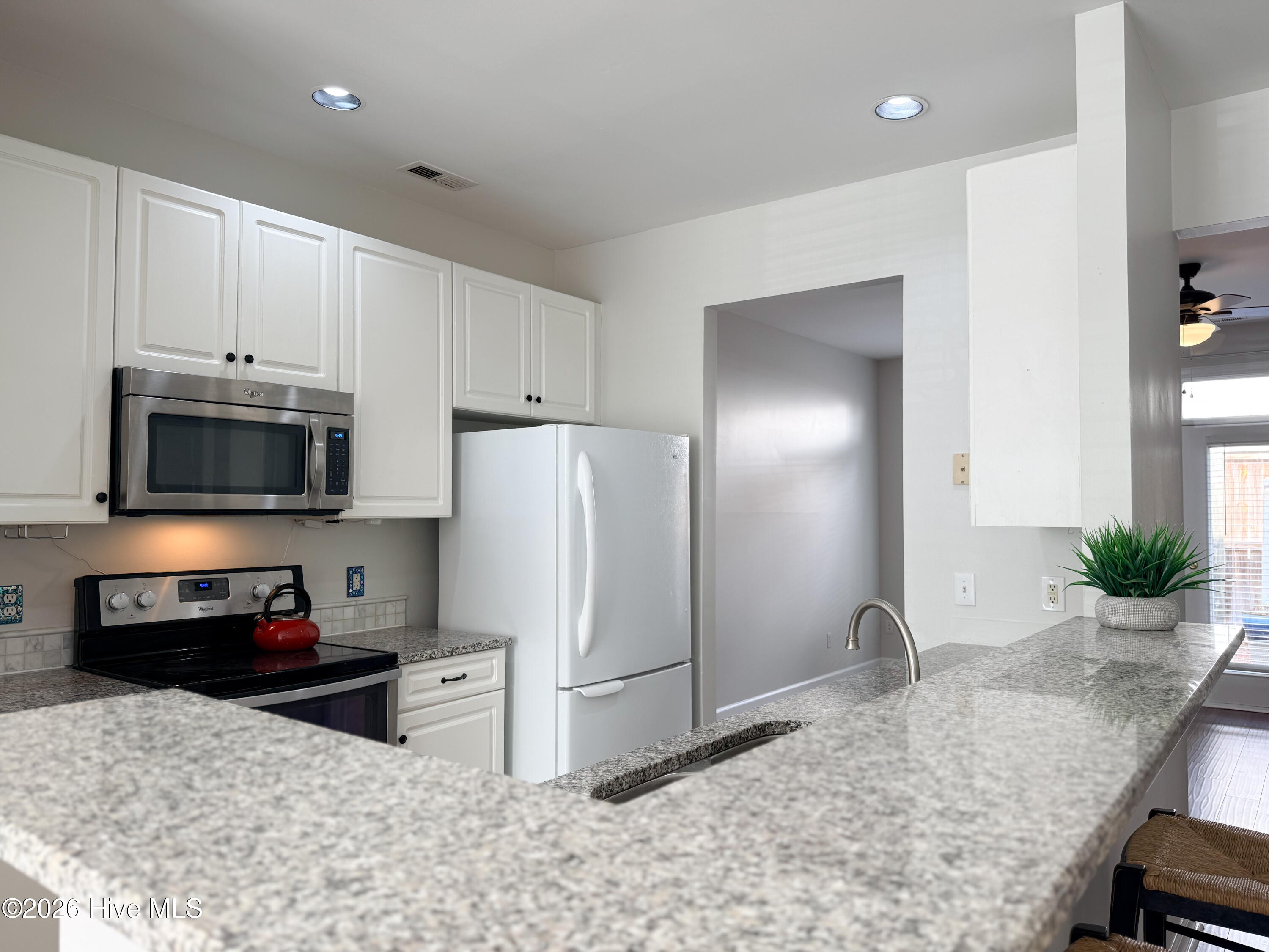 100565370 | Photo 13