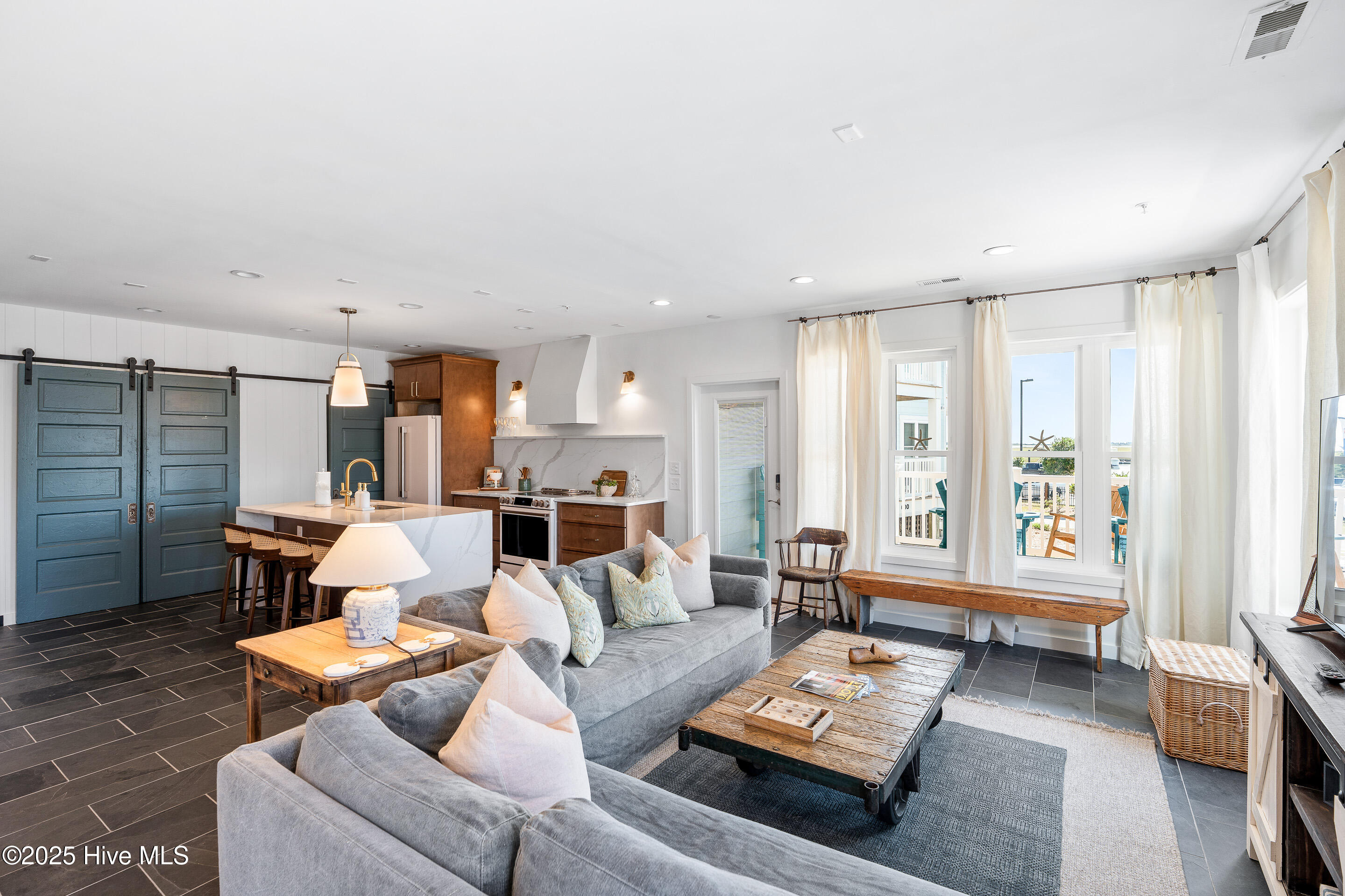 100559399 | Photo 14