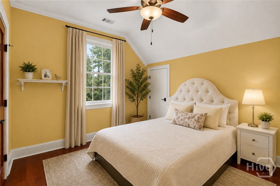2nd floor bedroom, shares full bath with another bedroom. Virtually staged