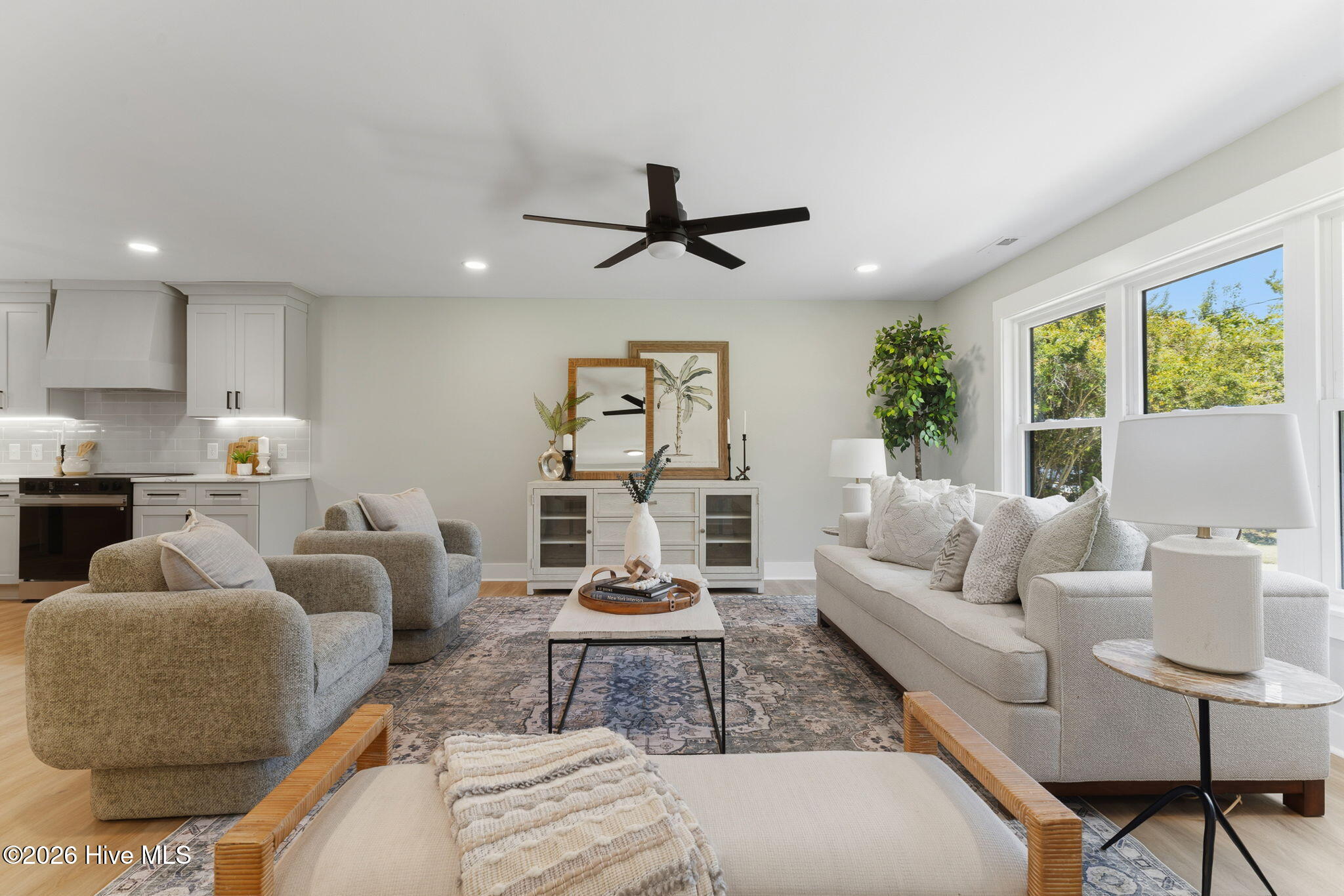 100569769 | Photo 16