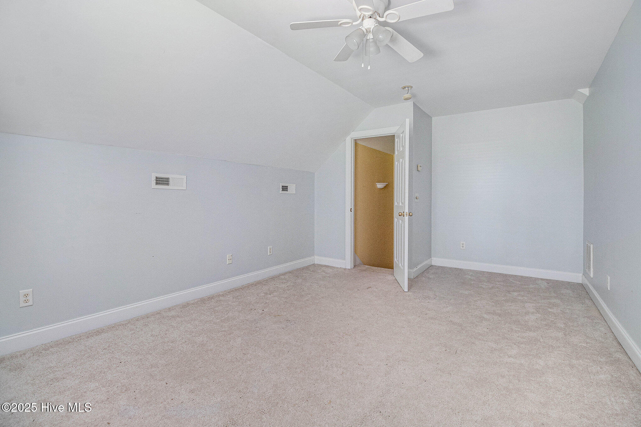 100526069 | Photo 22