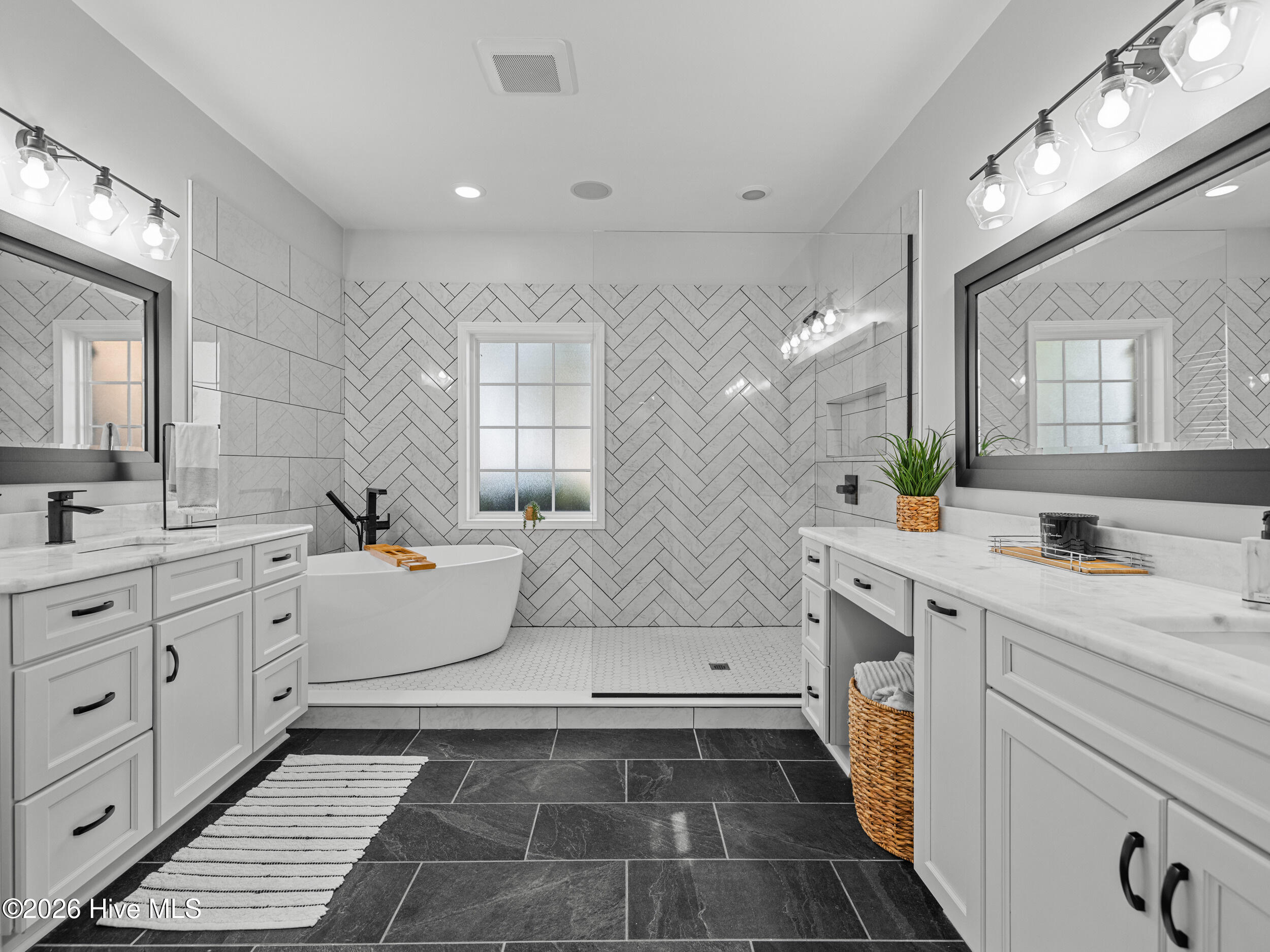 100557590 | Photo 45