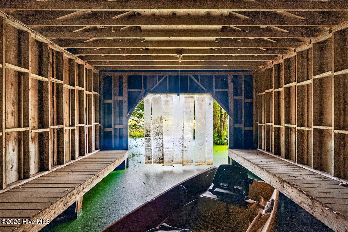 100525090 | Photo 47