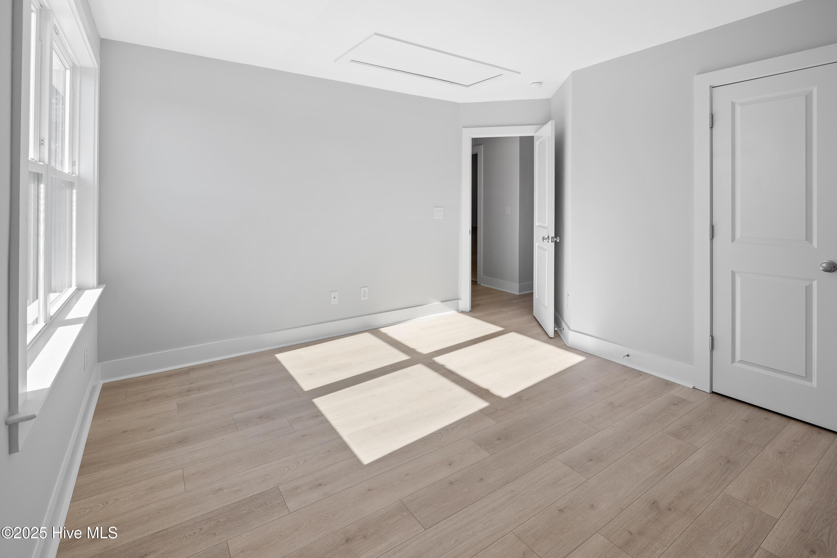 100545390 | Photo 25