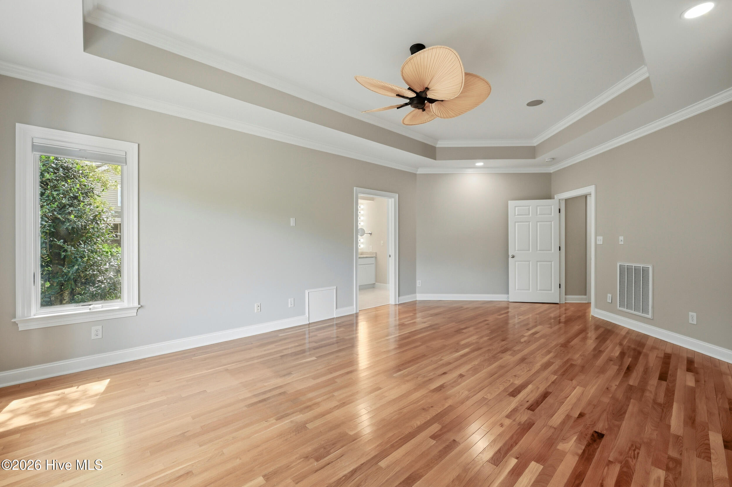 100566149 | Photo 25