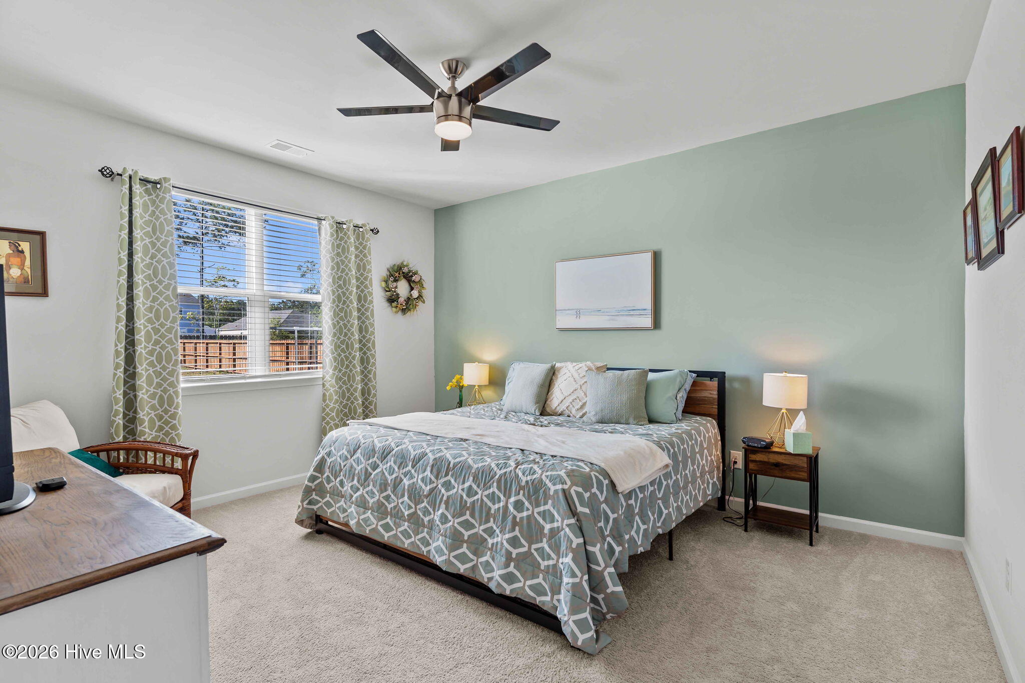 100569205 | Photo 26