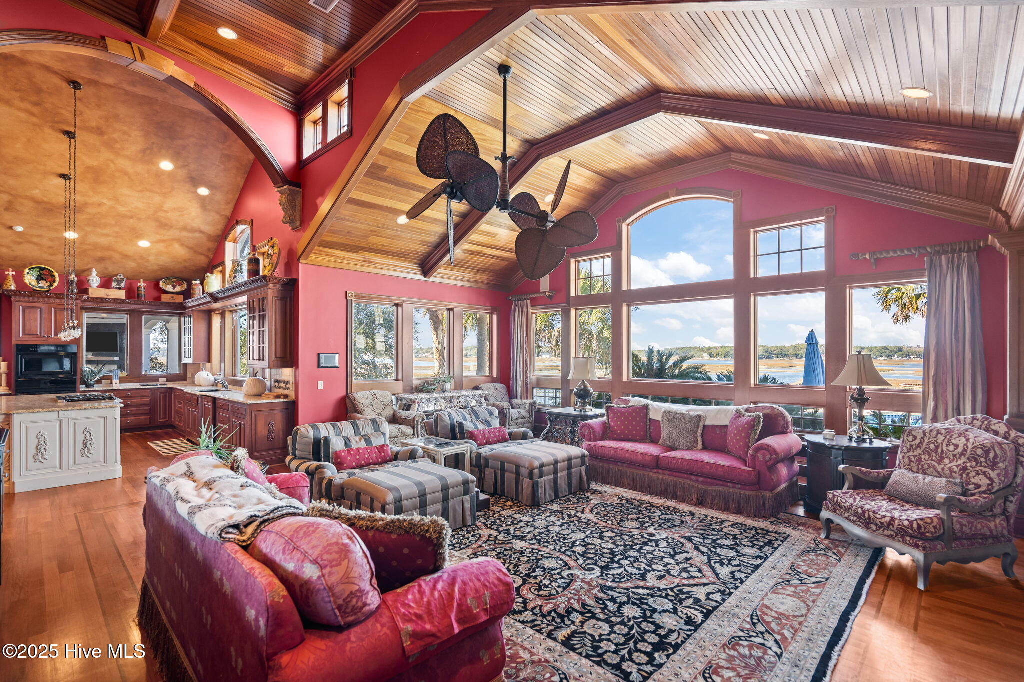 100547936 | Photo 30