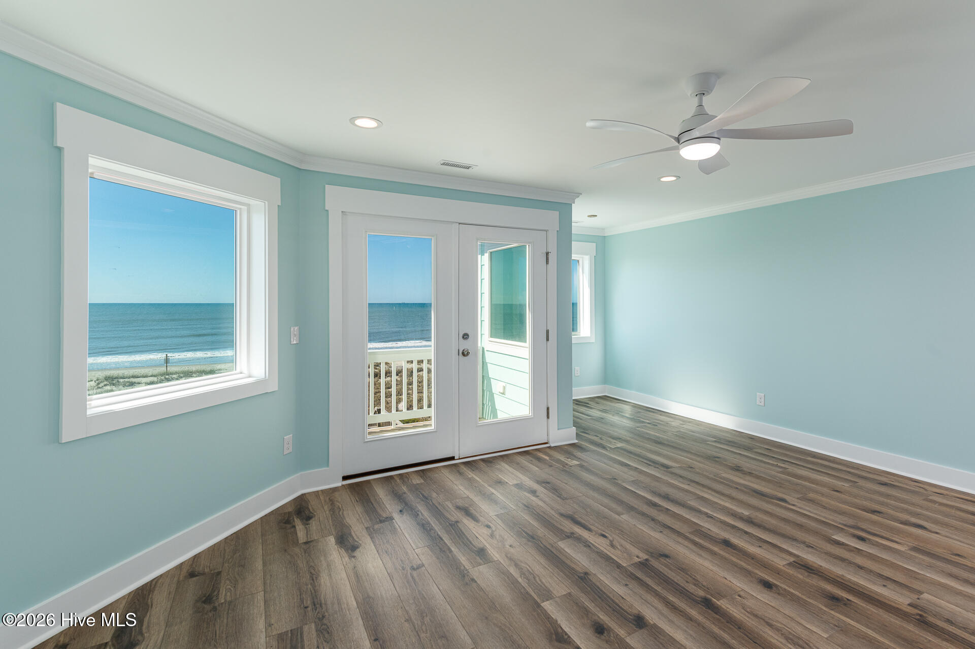 100568096 | Photo 51