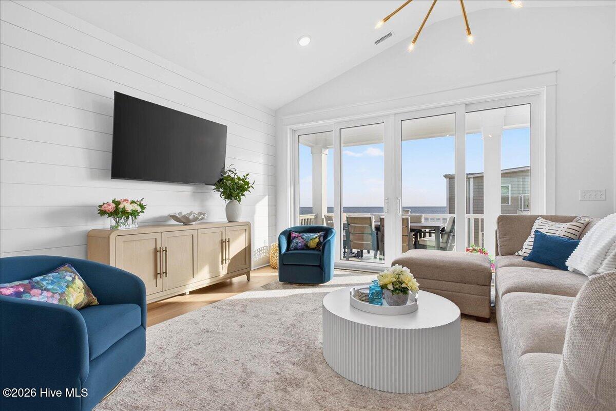 100543299 | Photo 34