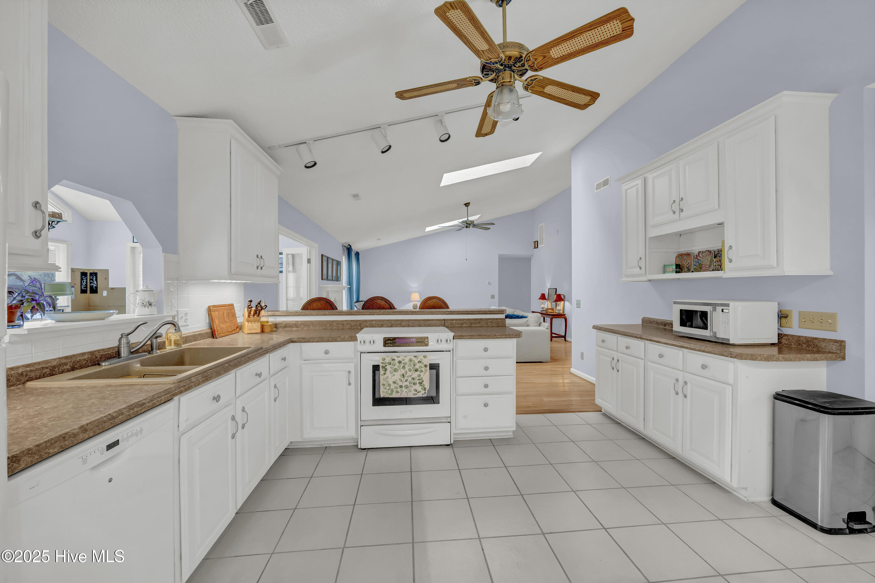 100531502 | Photo 11