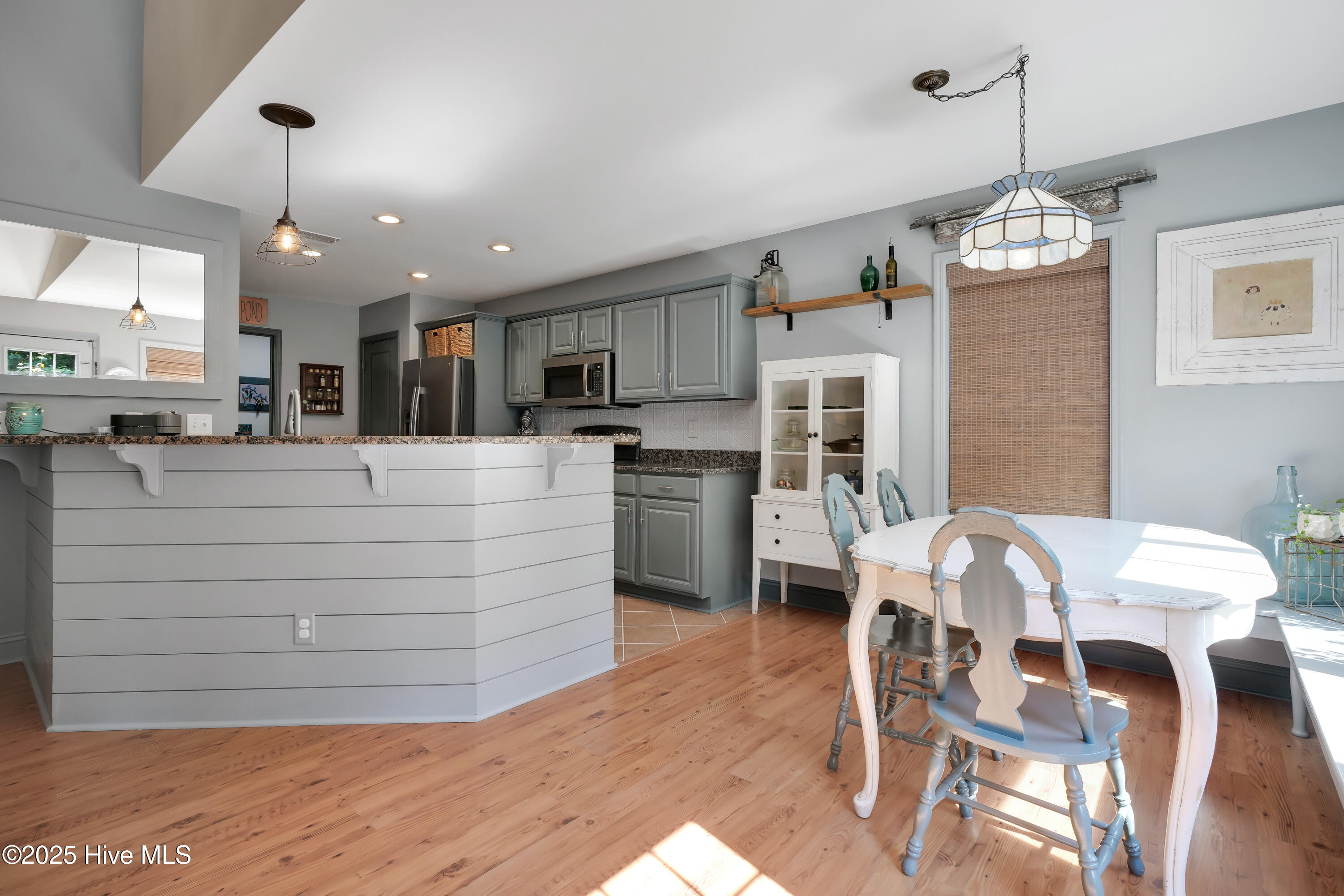 100525985 | Photo 13