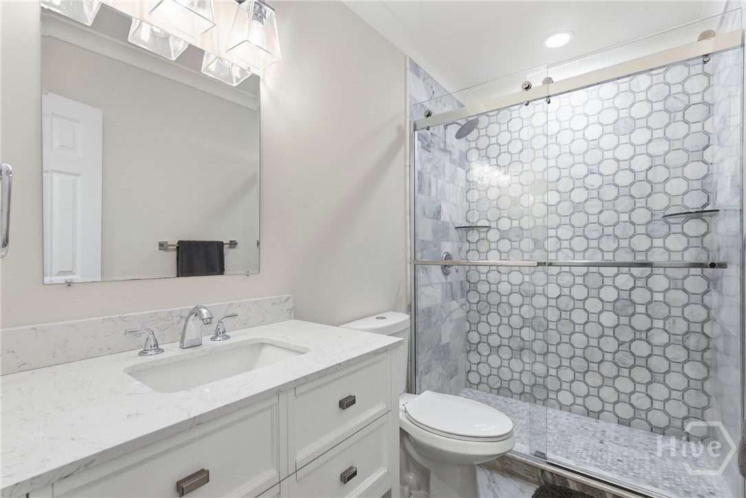 Guest bathroom 2 upstairs