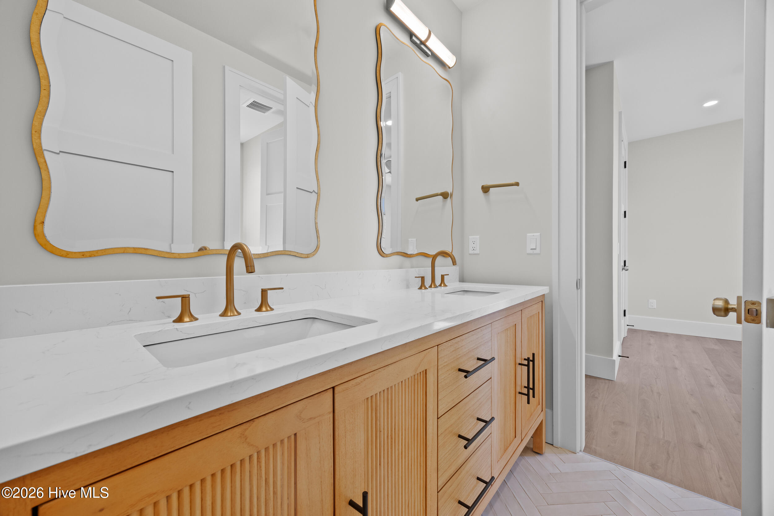 100561987 | Photo 49