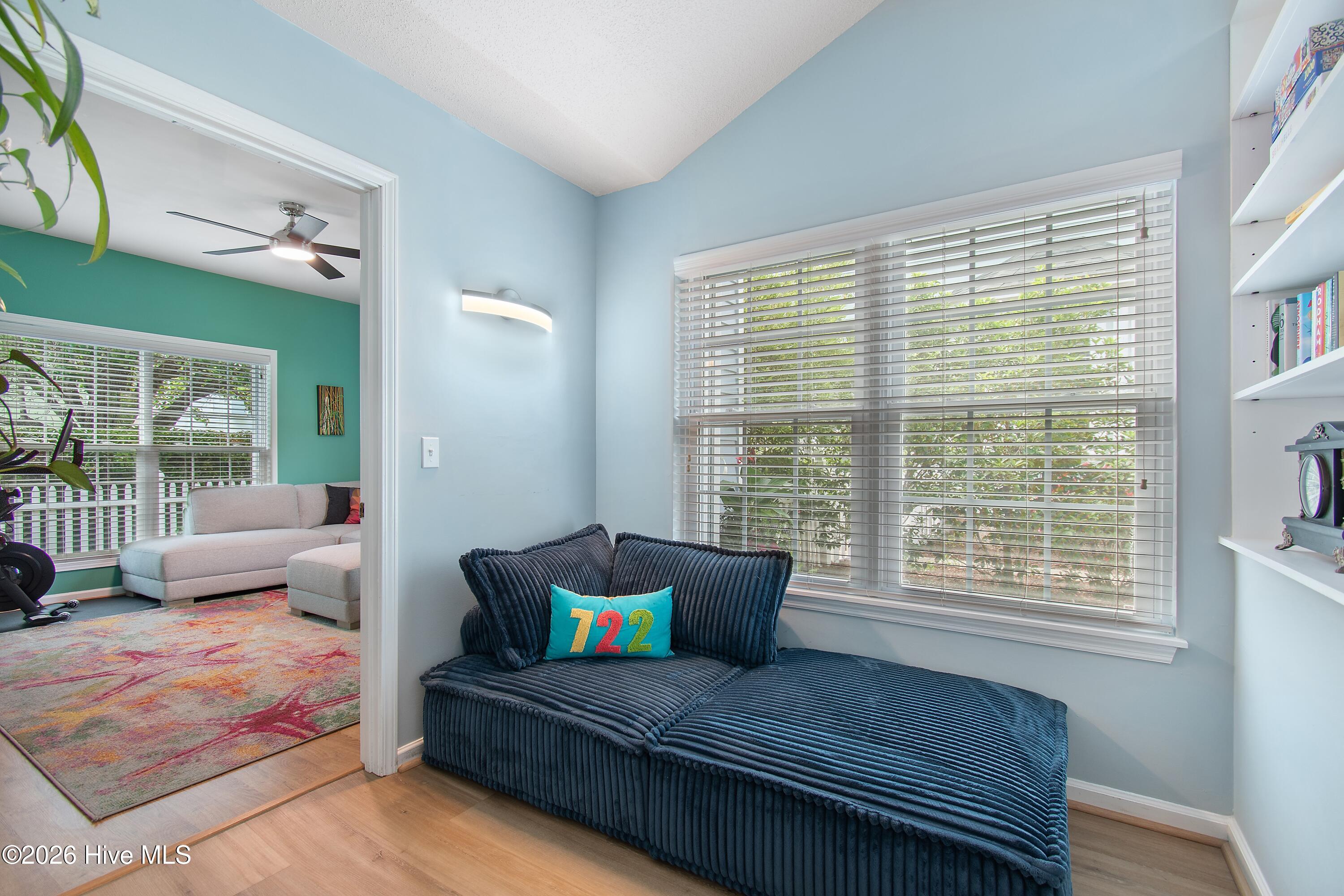 100570489 | Photo 11