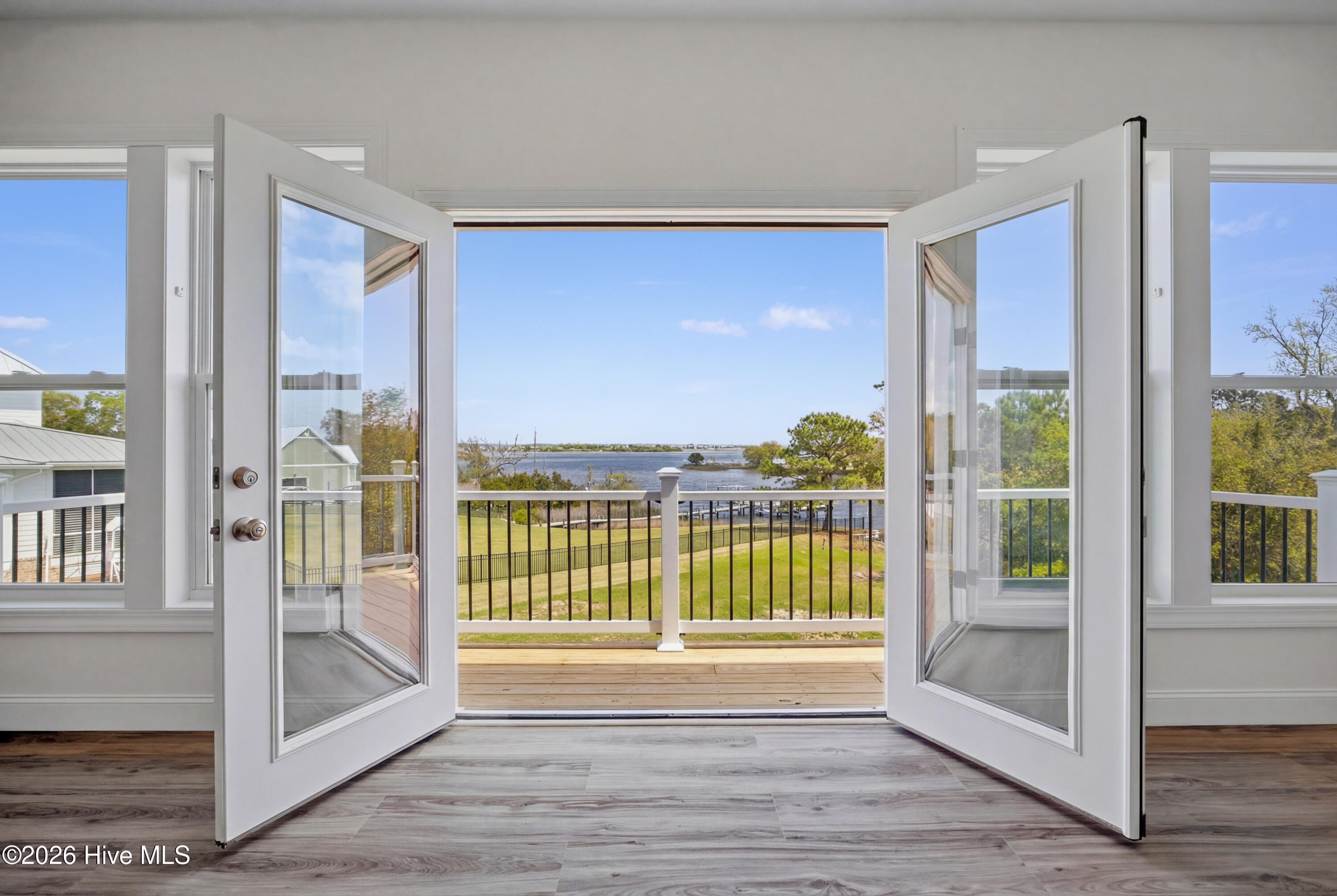 100569941 | Photo 42