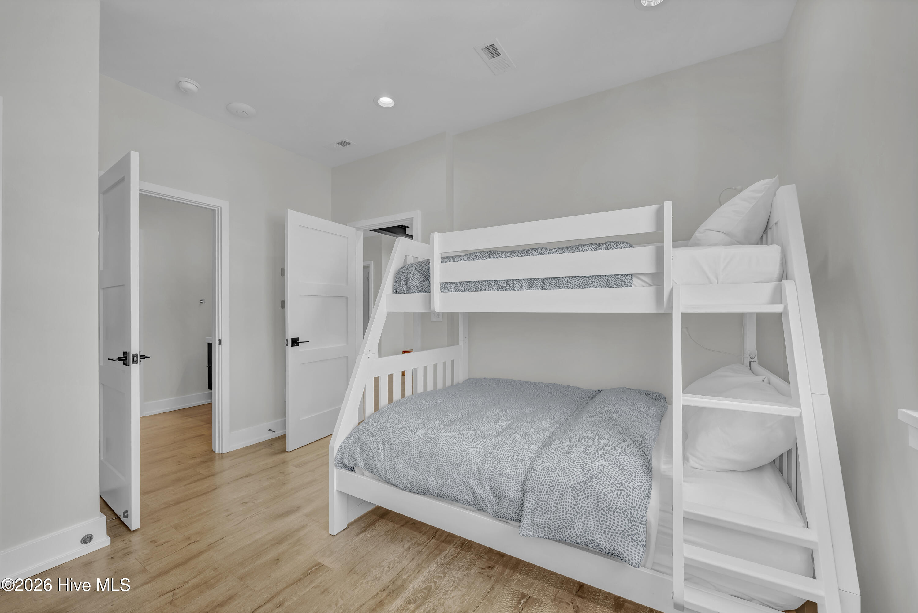 100565280 | Photo 36