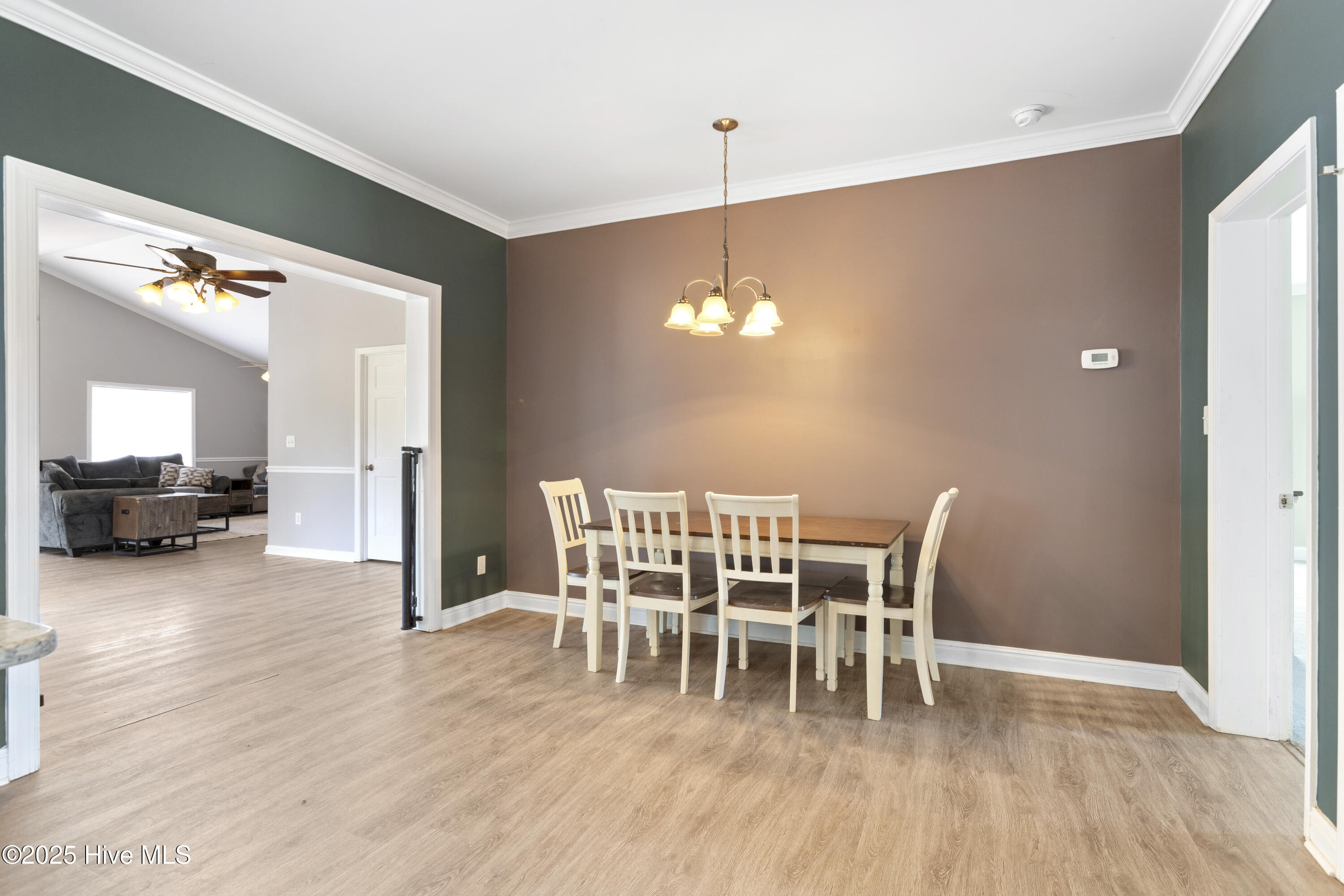 100540143 | Photo 11