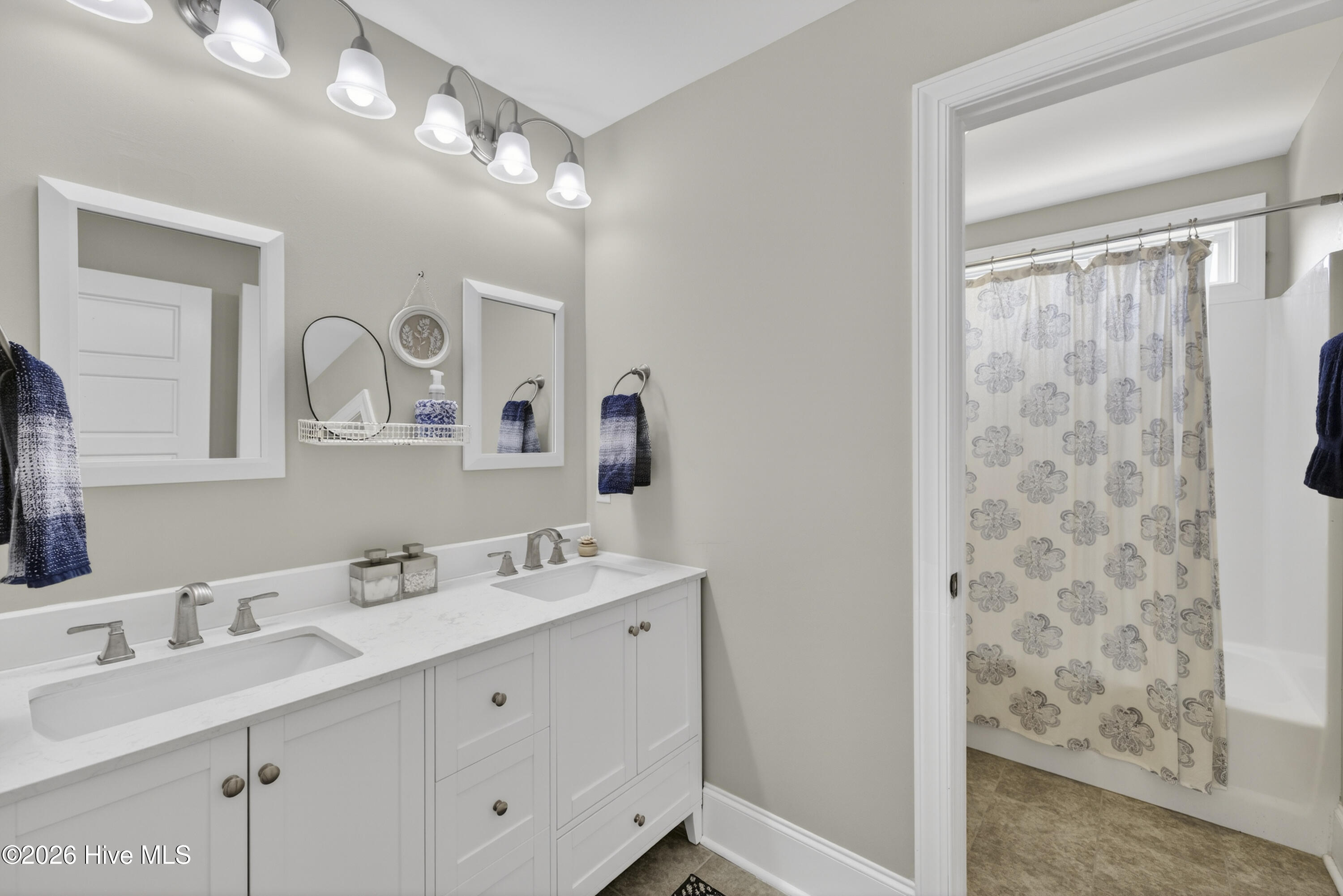 100562294 | Photo 35