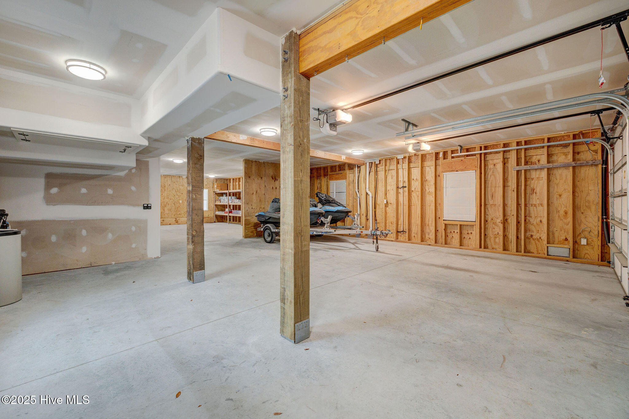 100493357 | Photo 76