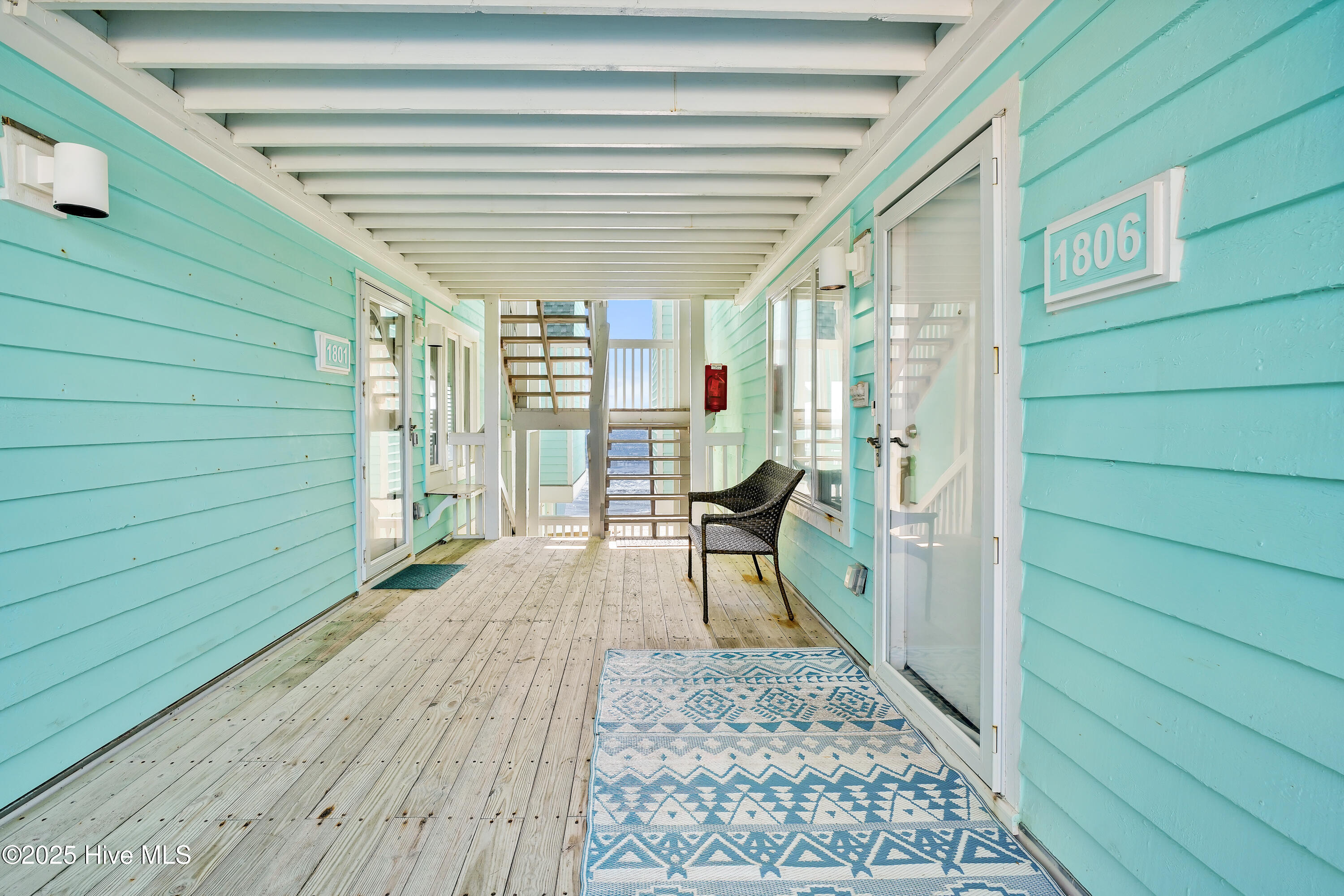 100506077 | Photo 11