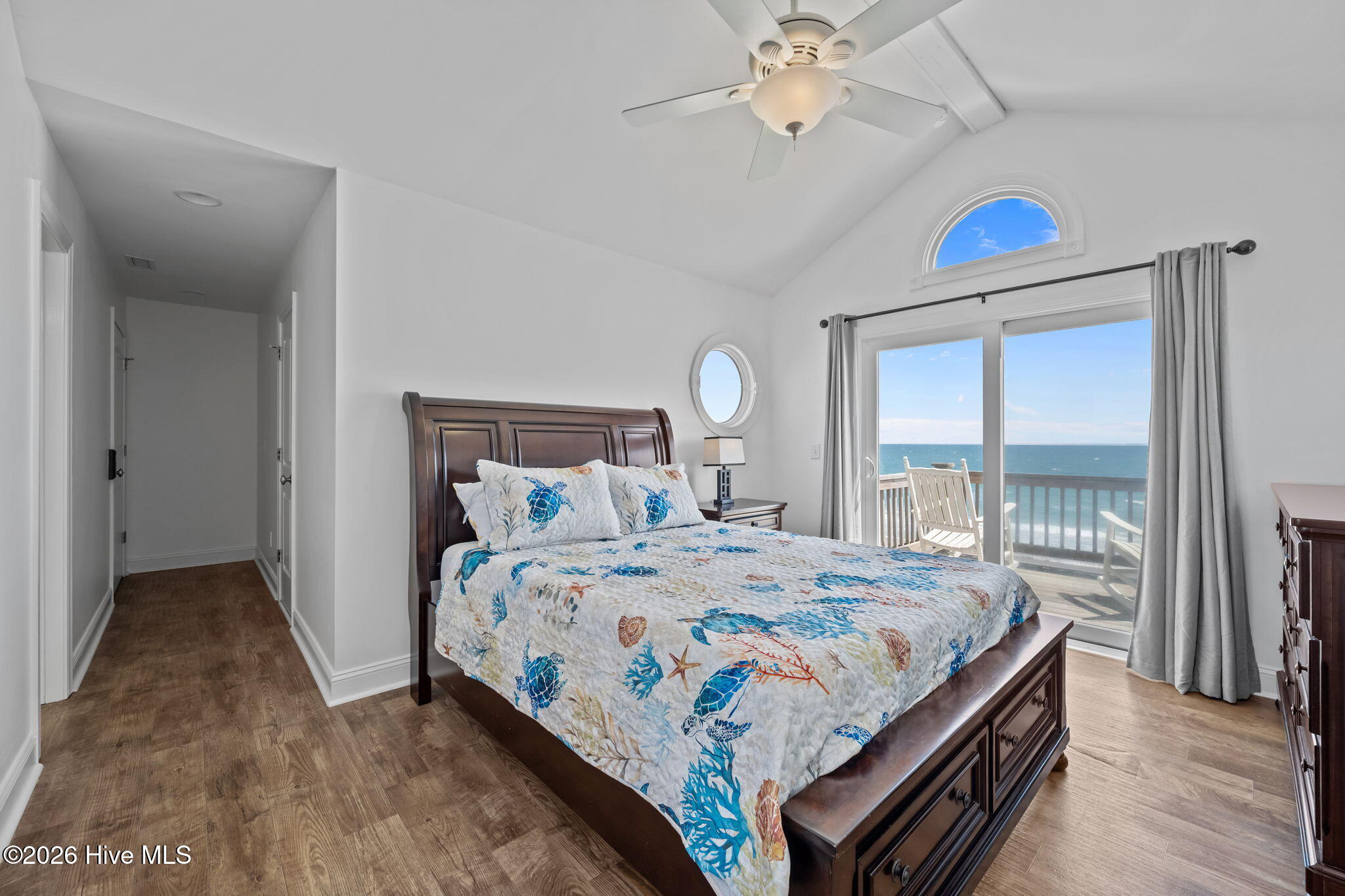 100570241 | Photo 43