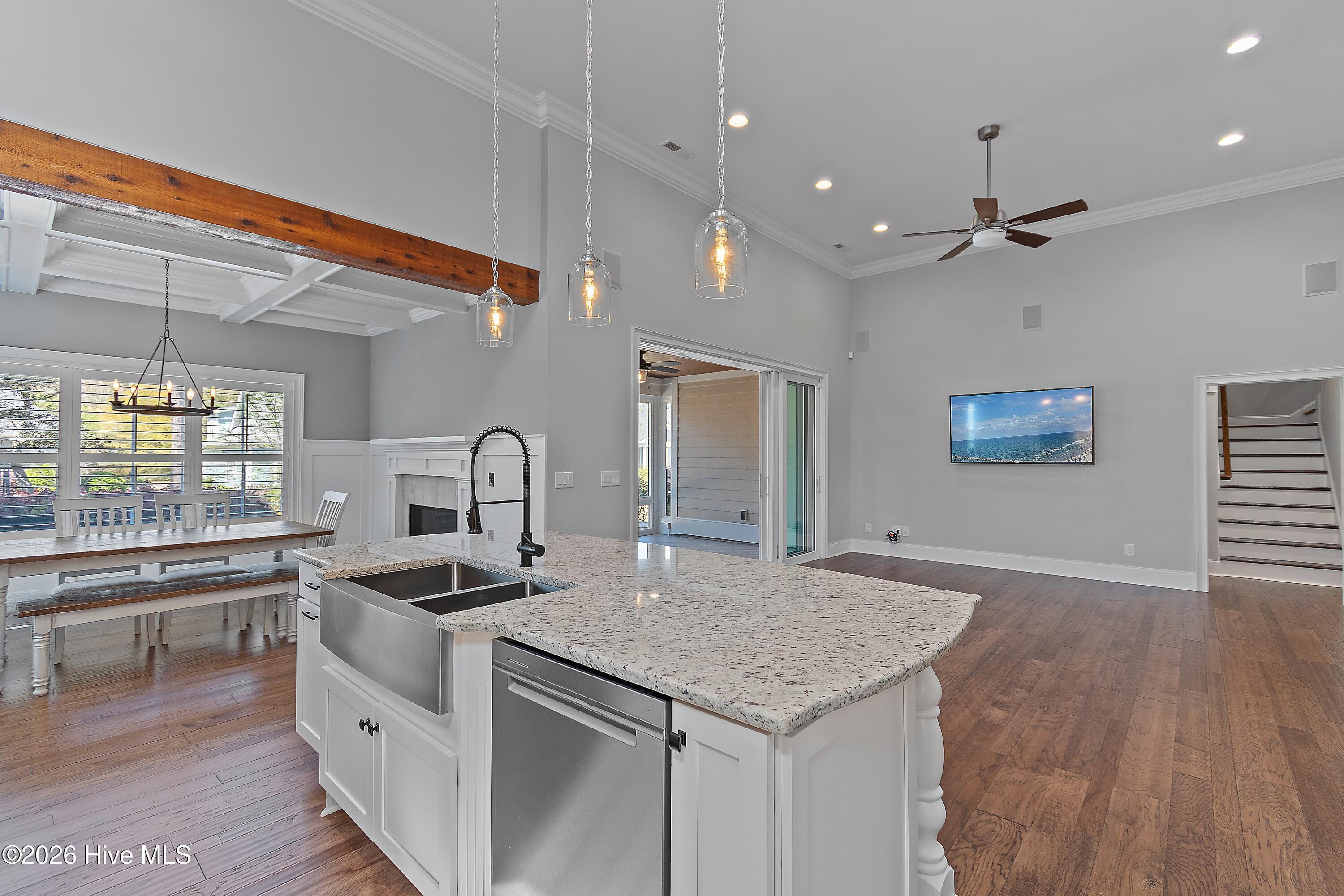 100564386 | Photo 21