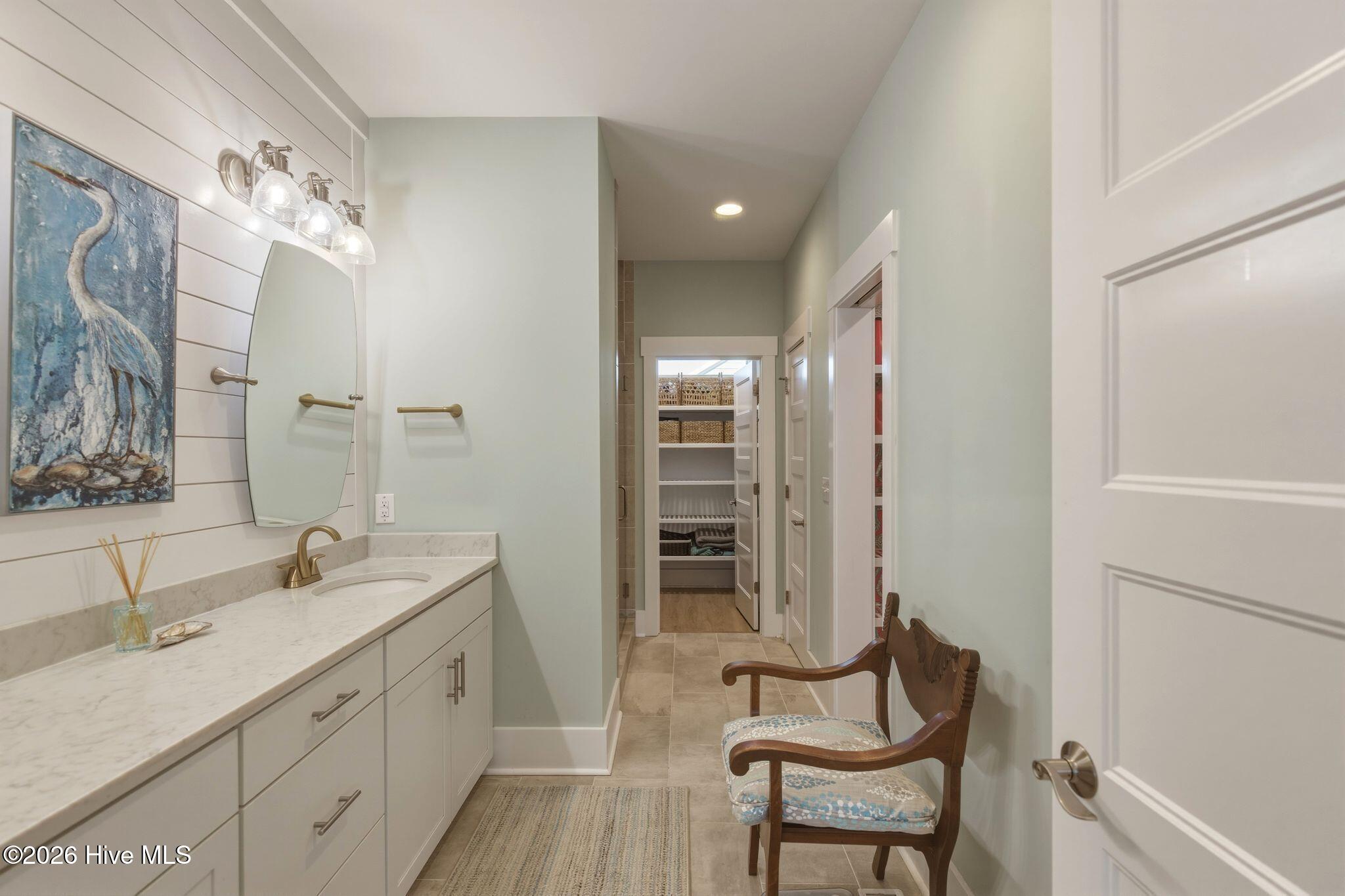 100562049 | Photo 27