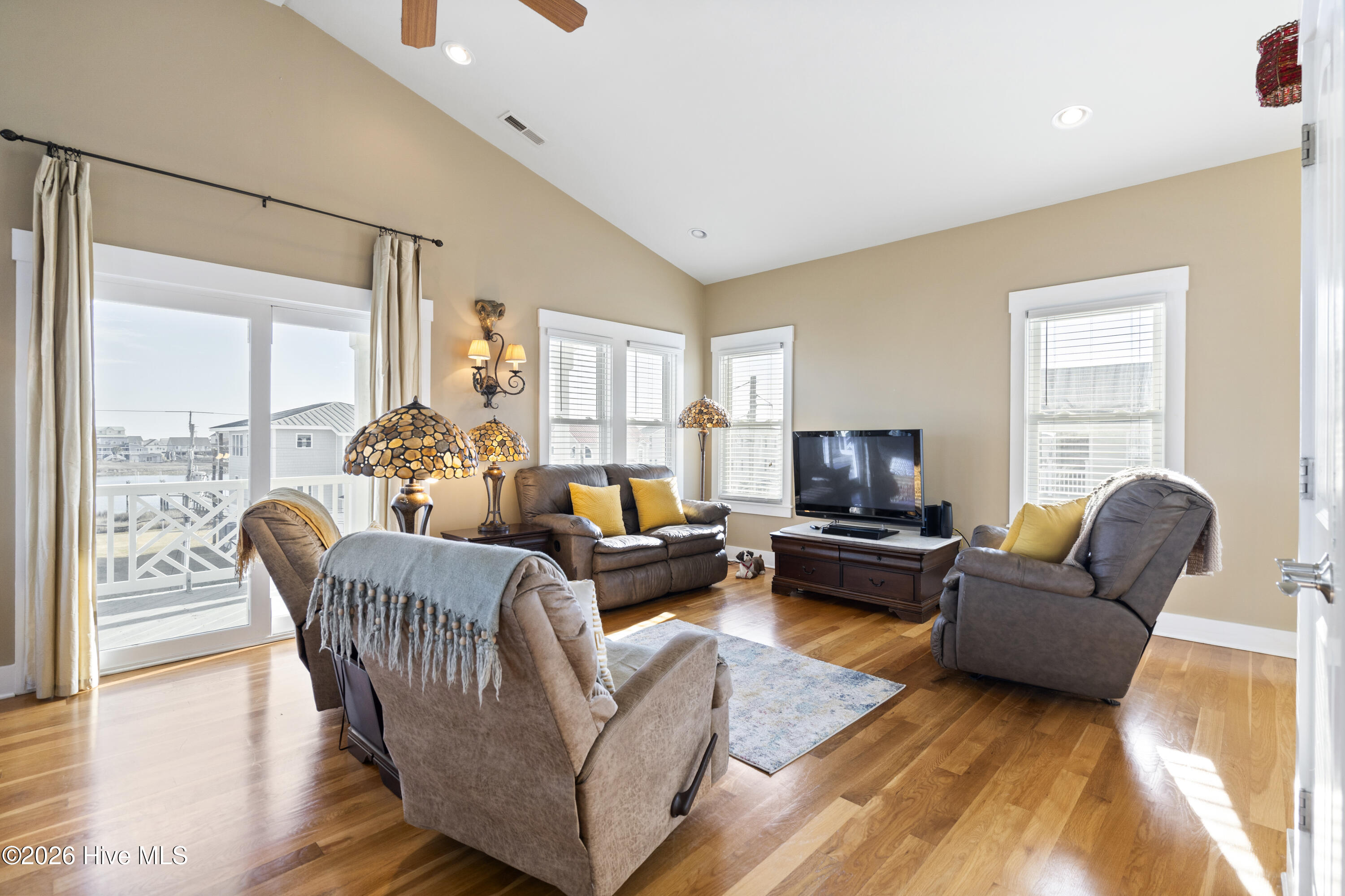 100555944 | Photo 32