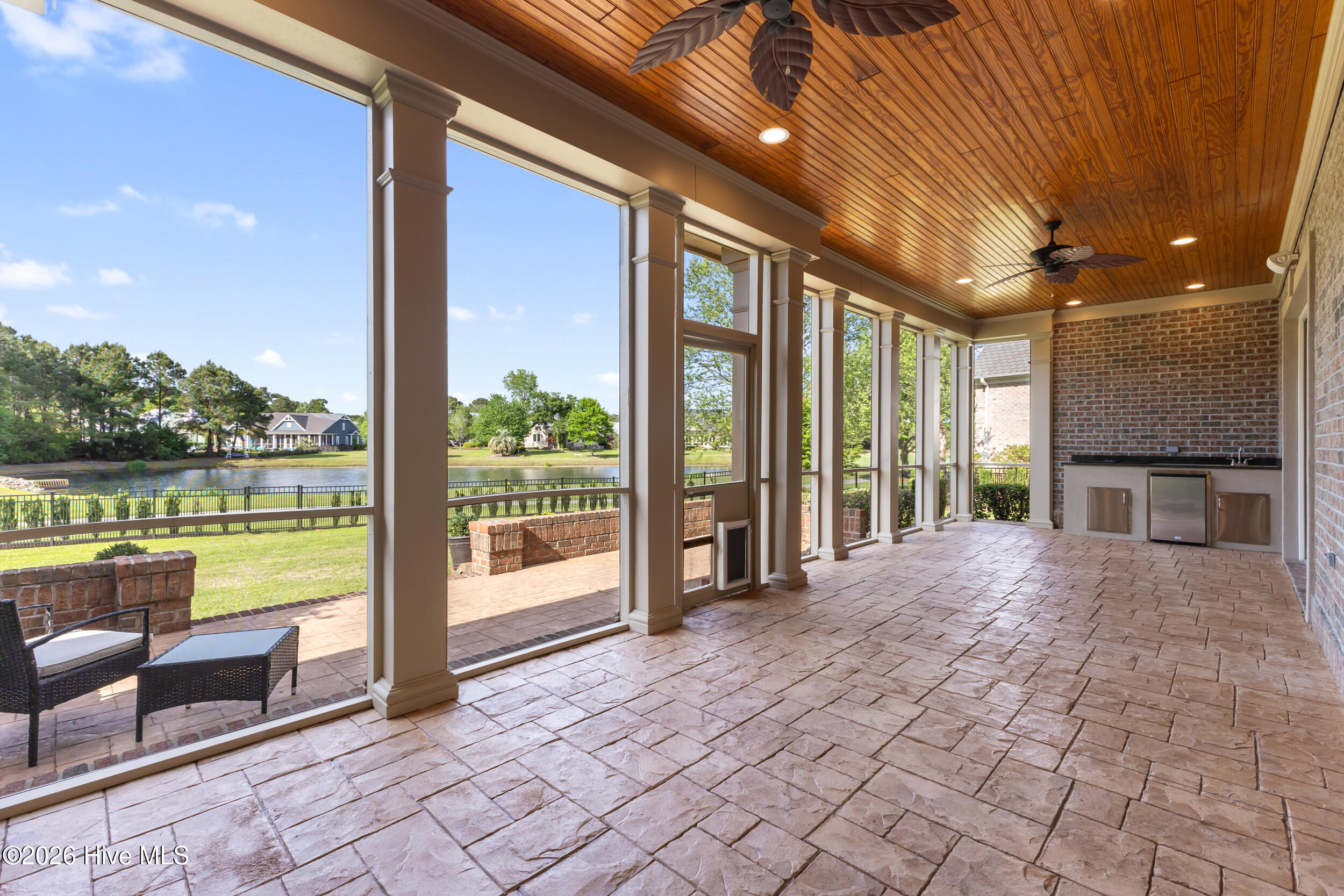 100567857 | Photo 36