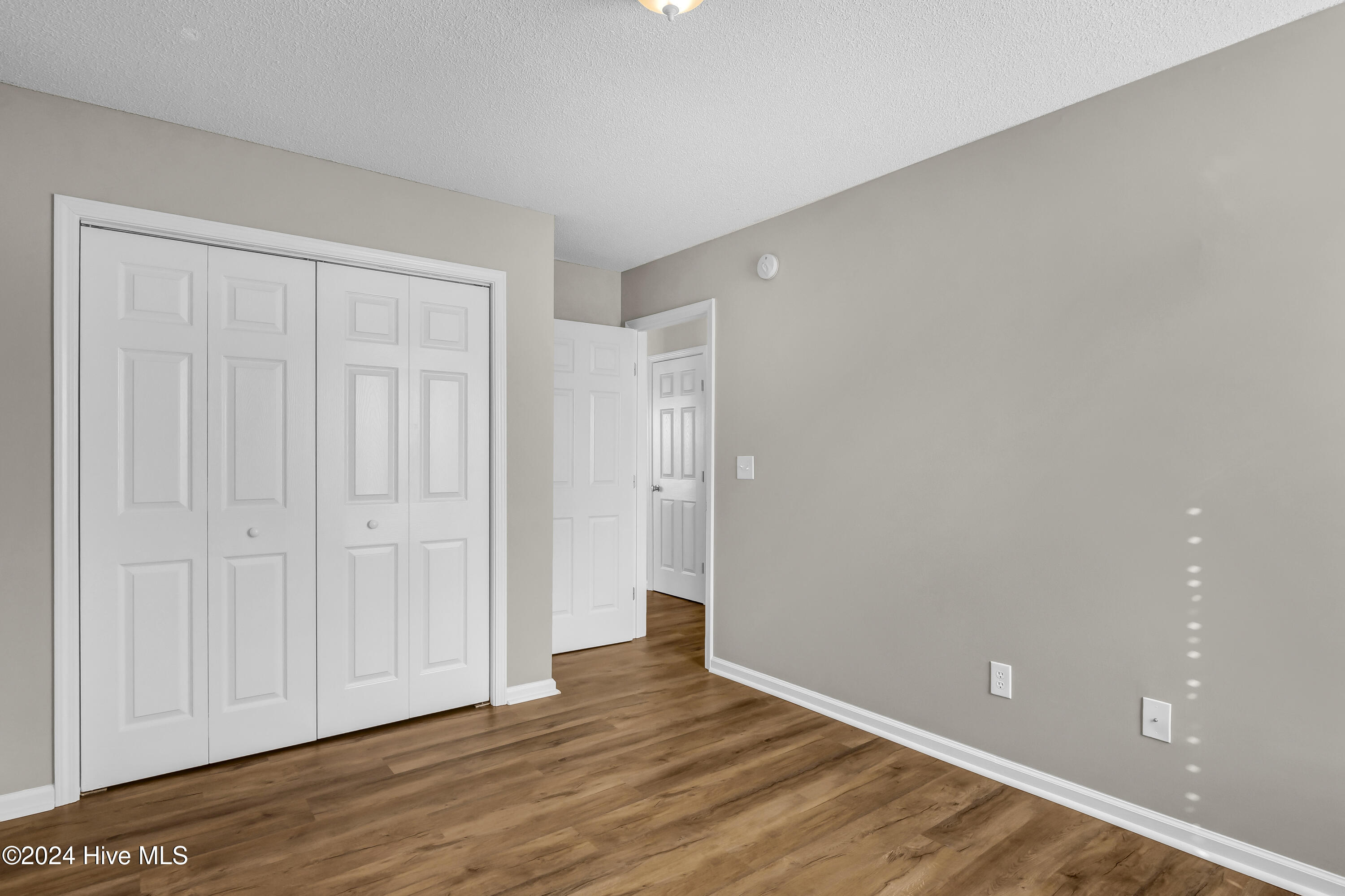 100565199 | Photo 24