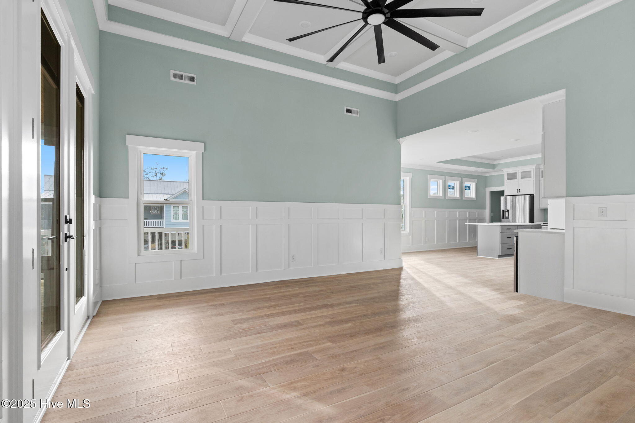 100548785 | Photo 14