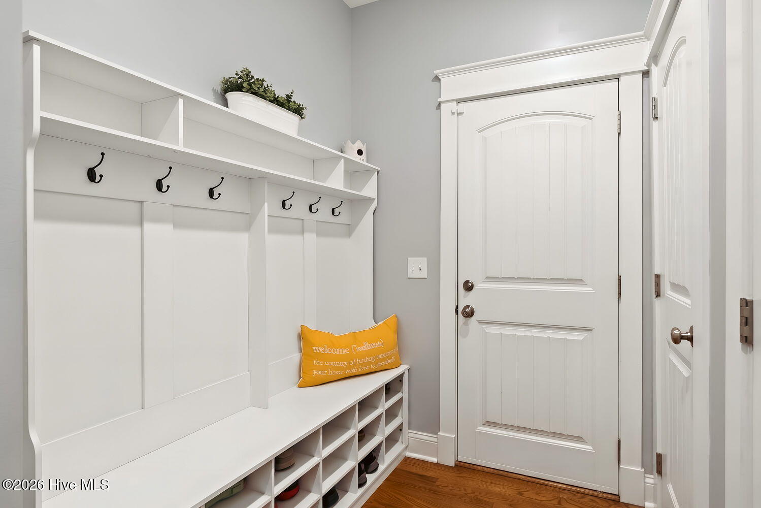 100568987 | Photo 40