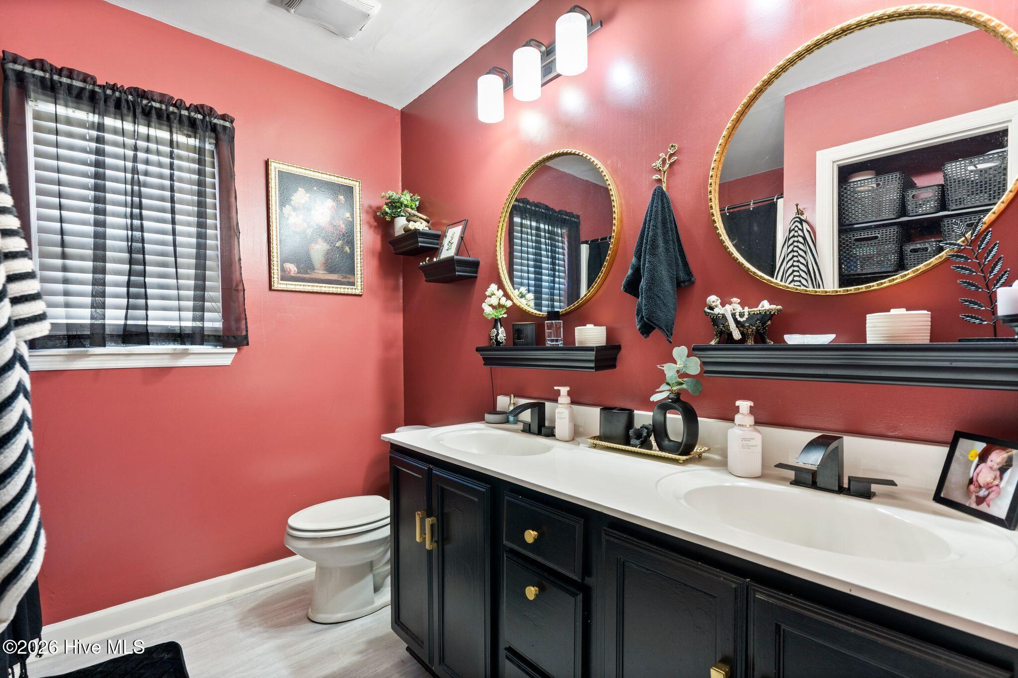 100556987 | Photo 32