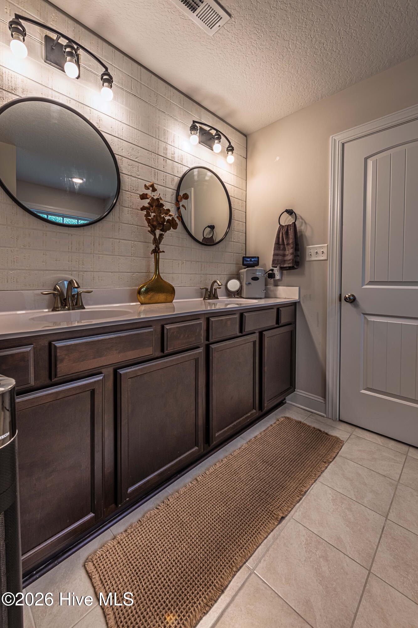 100570010 | Photo 39