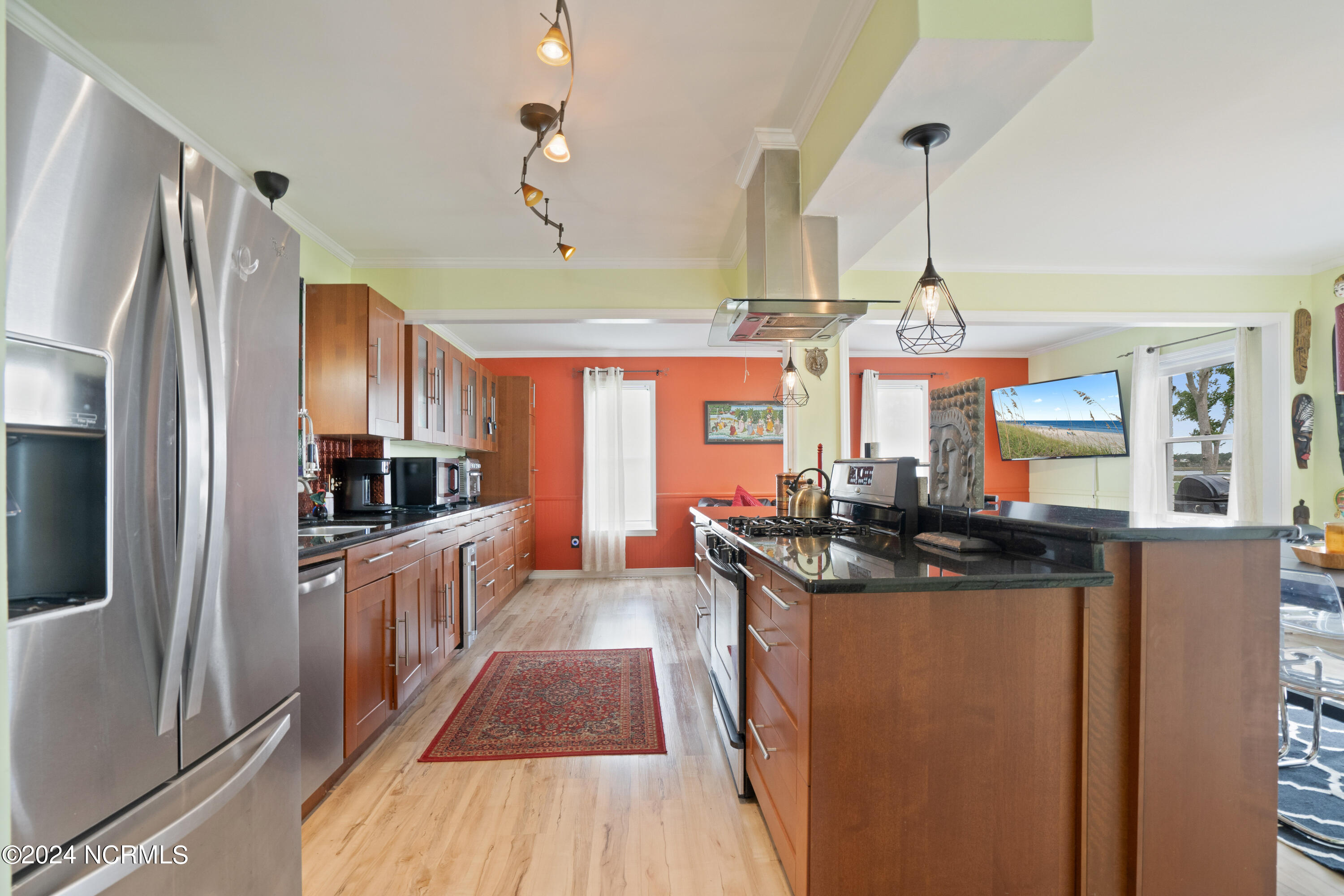 100560914 | Photo 22