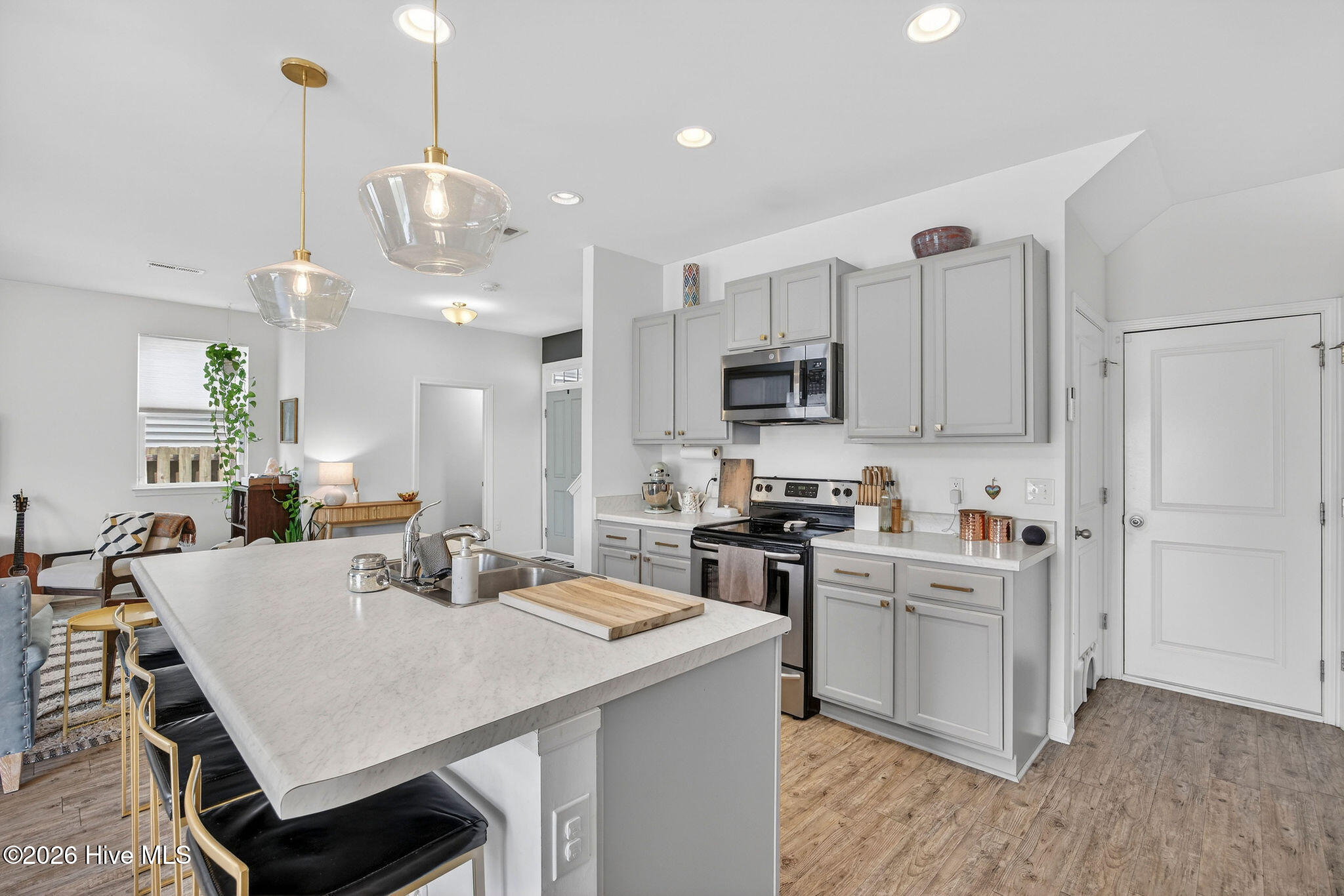 100562313 | Photo 15