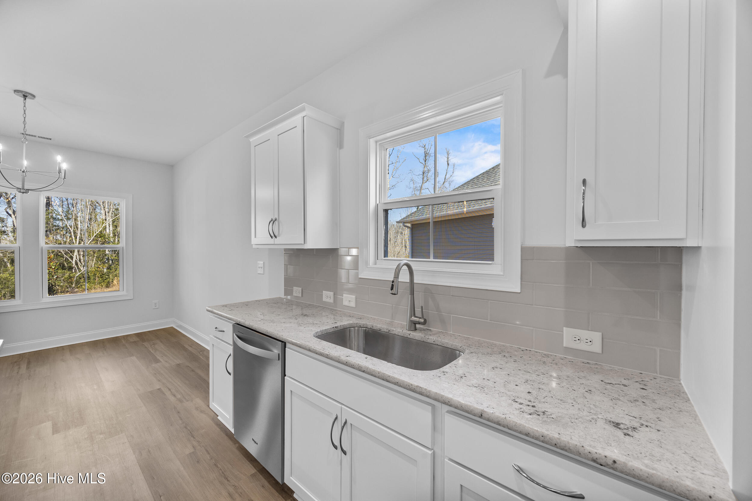 100527051 | Photo 24